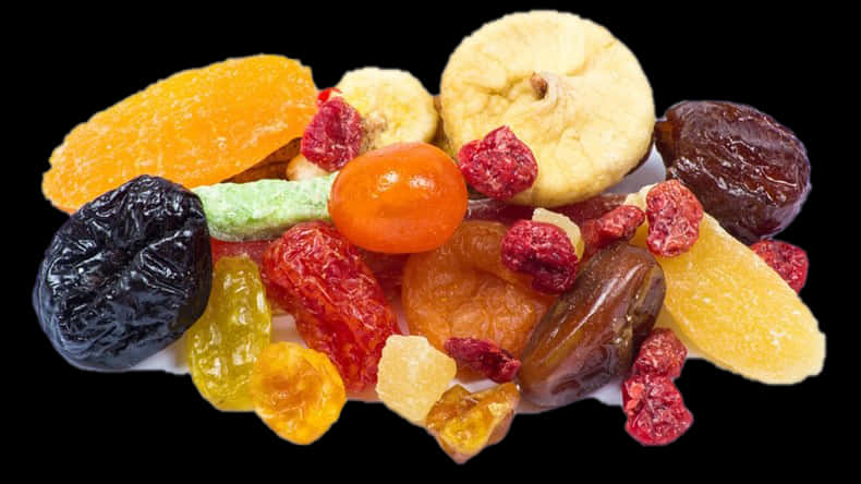 Fruit 桌布 壁紙 — 色彩繽紛的乾果，如杏乾、椰棗和葡萄乾，堆疊在白色盤子上，襯以黑色背景。