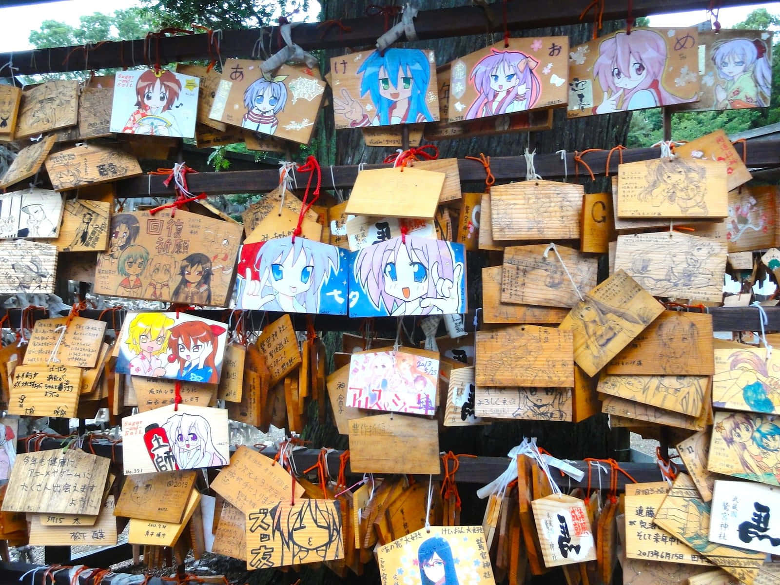 Otaku Culture 桌布 壁紙 — 色彩繽紛的動漫角色圖畫裝飾著日本寺廟神社樹上密集懸掛的木製祈願牌。