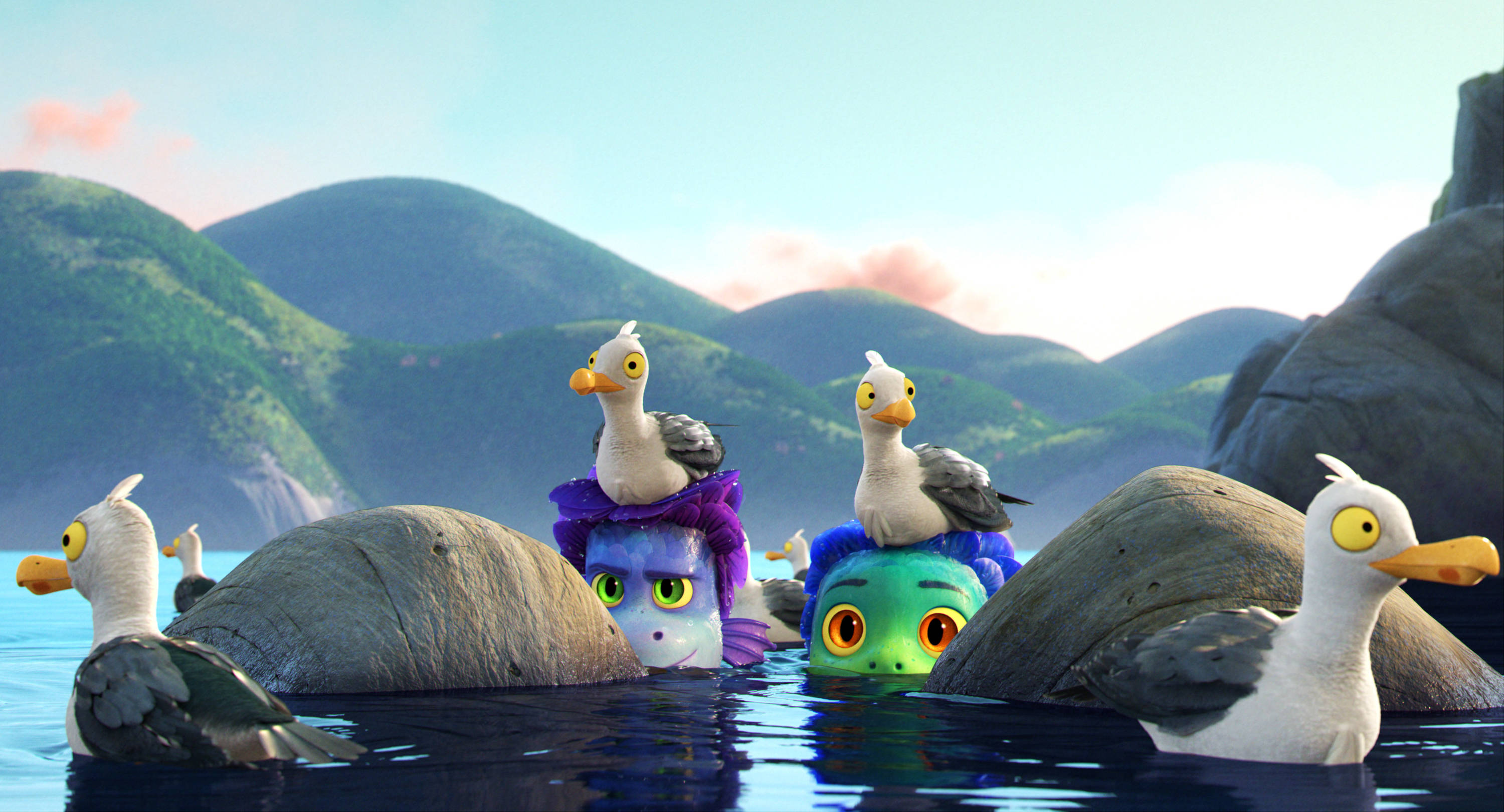 Pixar Luca 桌布 壁紙 — 色彩繽紛的動畫海洋生物，海鷗棲息在岩石上，平靜的海洋中綠丘連綿，天空柔和。