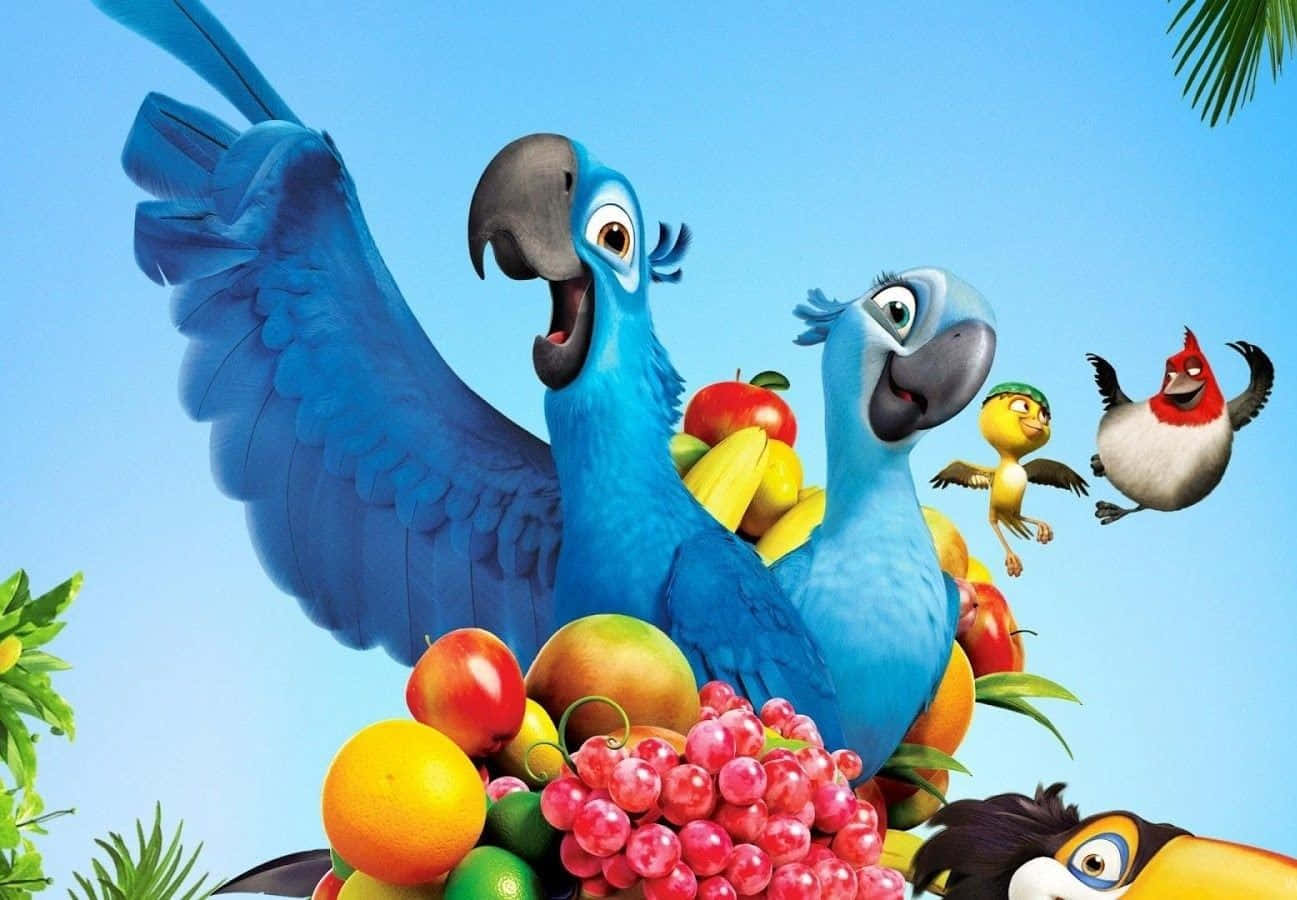 Kawaii Bird 桌布 壁紙 — 色彩繽紛的動畫藍金剛鸚鵡棲息在色彩繽紛的熱帶水果堆上，背景是清澈的藍天。