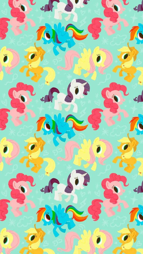 Mlp Phone 桌布 壁紙 — 色彩繽紛的卡通小馬，帶有彩虹鬃毛和柔和色調，在薄荷綠色背景上重複，帶有微妙的雲朵圖案。