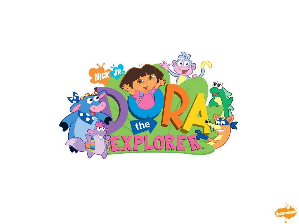 Dora 桌布 壁紙 — 色彩繽紛的卡通標誌，顯示Dora the Explorer和她的朋友們在白色背景上的綠色山丘上。