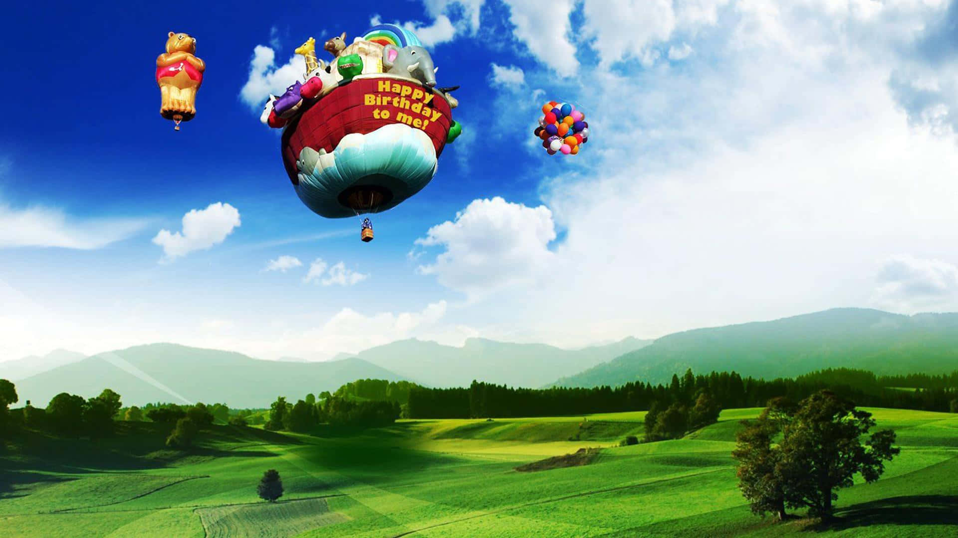 Hot Air Balloon 桌布 壁紙 — 色彩繽紛的卡通氣球，形狀像小熊維尼的角色，在明亮的藍天下歡快地飄浮在翠綠的山谷上。