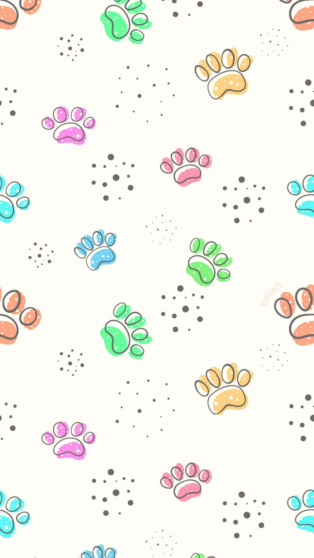 paws 桌布 壁紙 — 色彩繽紛的卡通爪印以柔和色調散佈在帶有圓點裝飾的奶油色背景上。