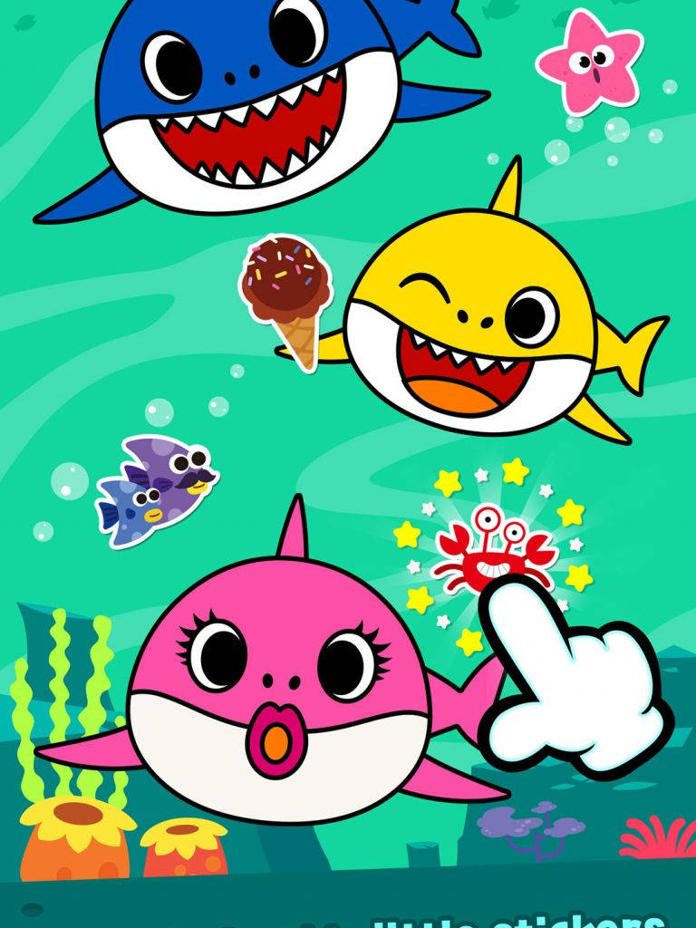 Cartoon 桌布 壁紙 — 色彩繽紛的卡通鯊魚和海洋生物在水下愉快地游泳，手持冰淇淋甜筒和海星，營造出一個有趣的場景。