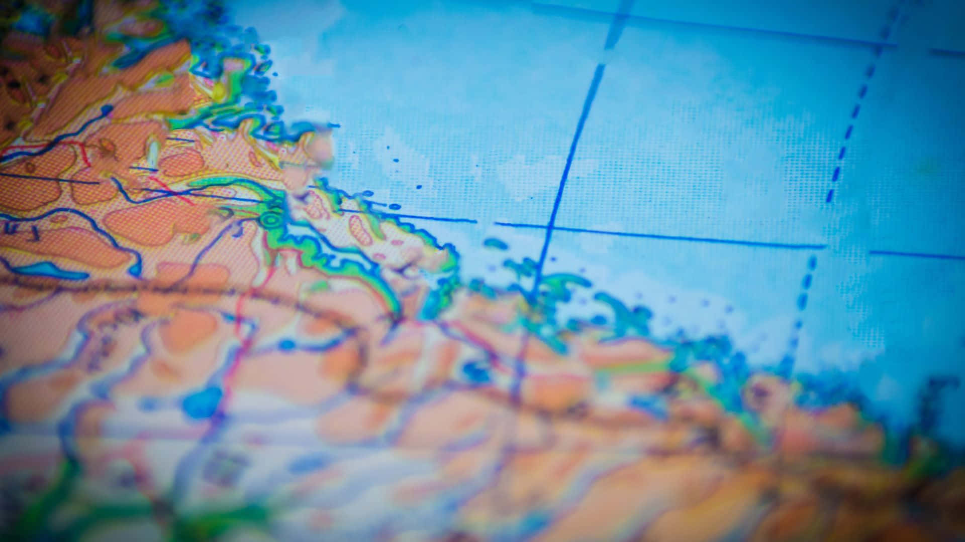 Map 桌布 壁紙 — 色彩繽紛的印刷地圖特寫，顯示陸地與格線，景深較淺。