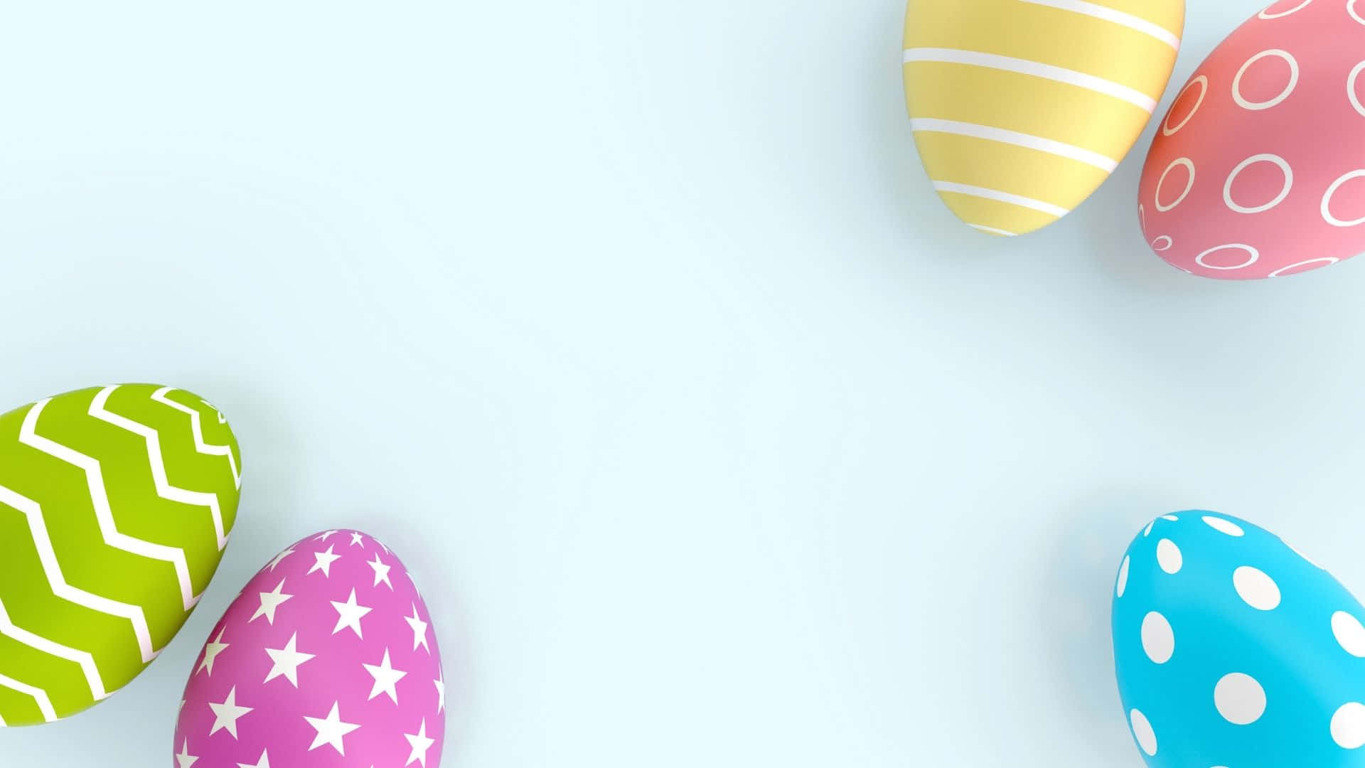 Easter Egg 桌布 壁紙 — 色彩繽紛的圖案復活蛋排列成框架，置於柔和的淺藍色背景上。