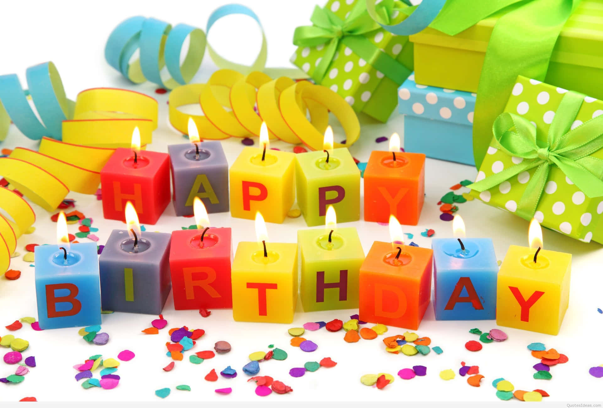 生日蠟燭拼出 happy birthday，伴有禮物和五彩紙屑。 — 生日快樂 GIF 壁紙