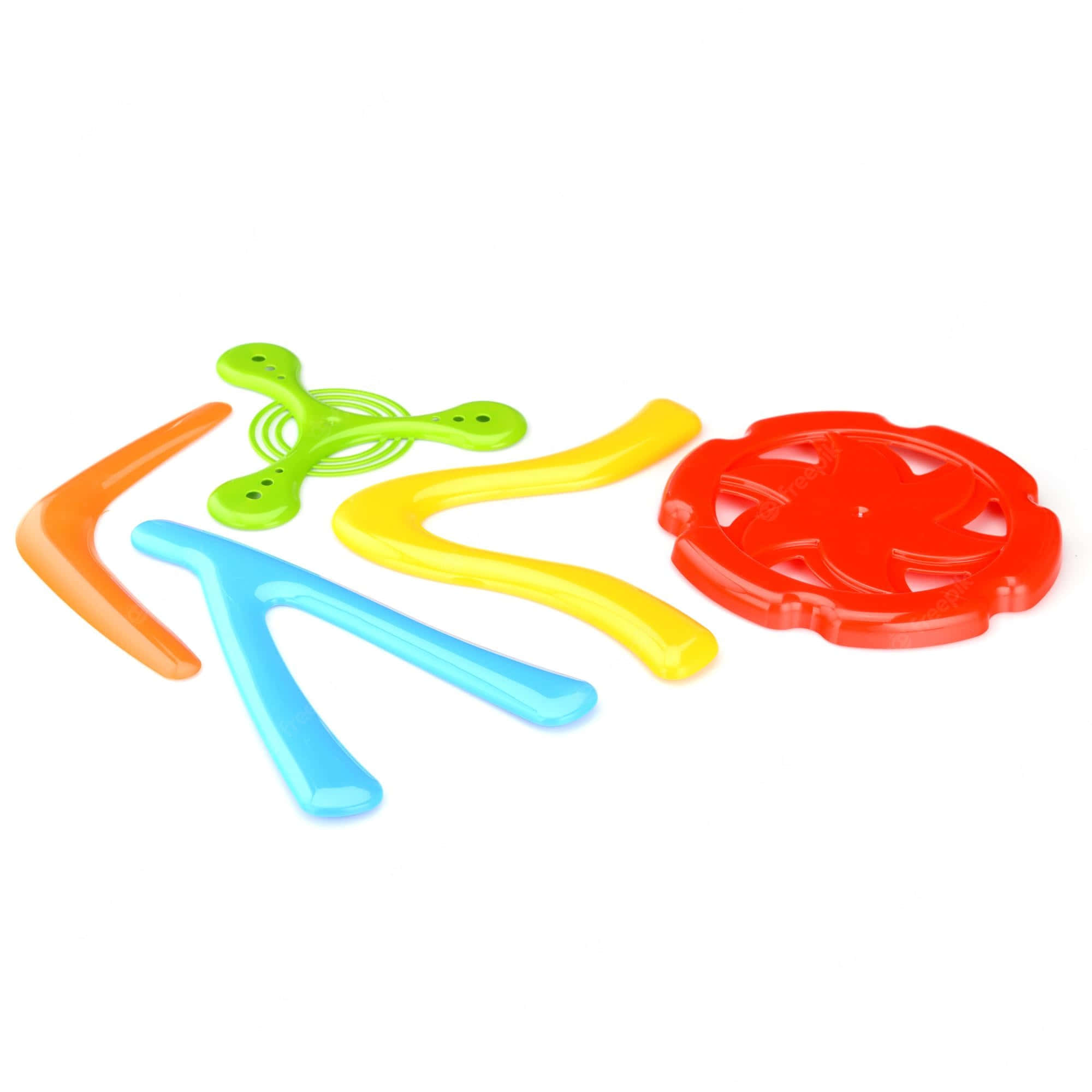 Boomerang 桌布 壁紙 — 色彩繽紛的塑膠兒童玩具，包括橙色、藍色、黃色、綠色和紅色，排列在純白色背景上。