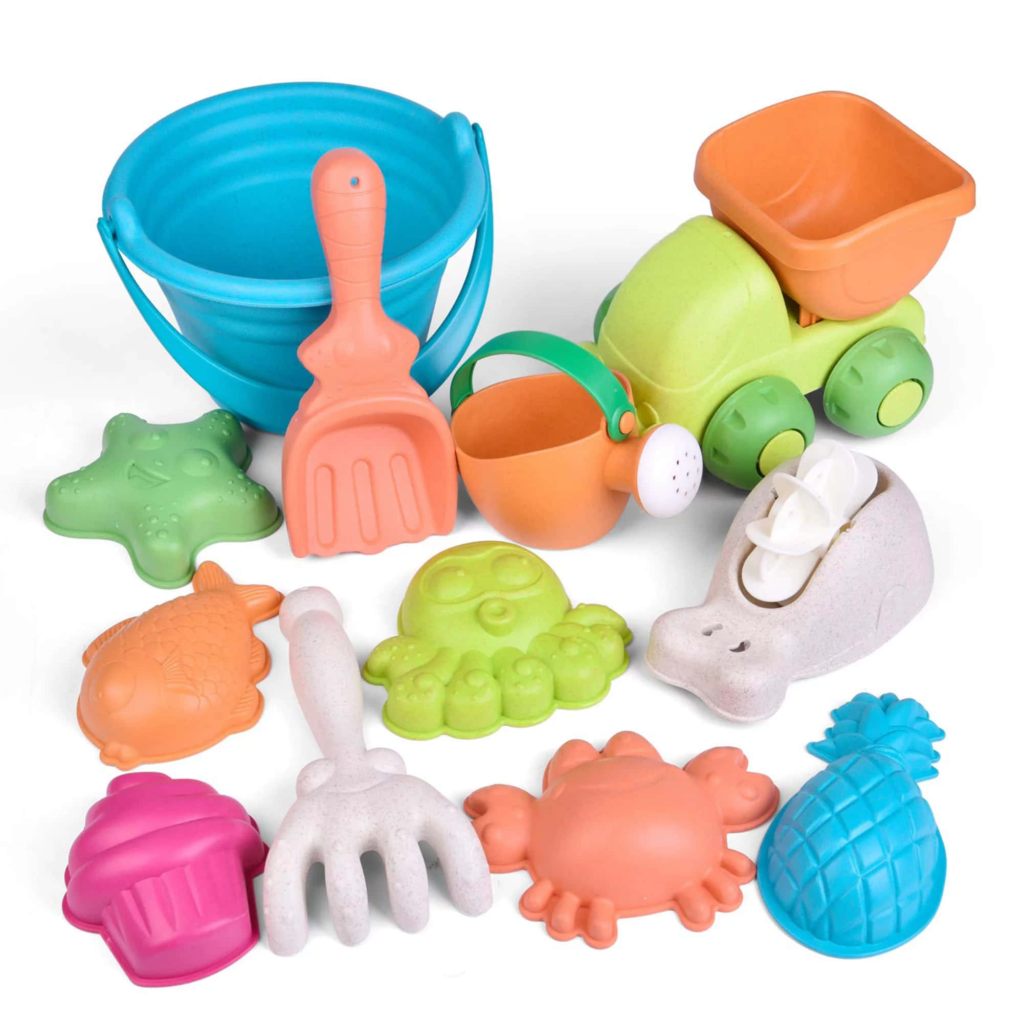 Beach Toys 桌布 壁紙 — 色彩繽紛的塑膠沙灘玩具，包括水桶、鏟子、卡車和海洋生物模具，排列在白色背景上。