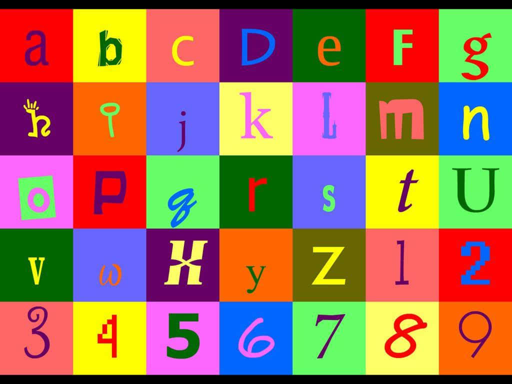 abc 桌布 壁紙 — 色彩繽紛的字母和數字以多種字體排列在明亮背景方格上的生動網格。
