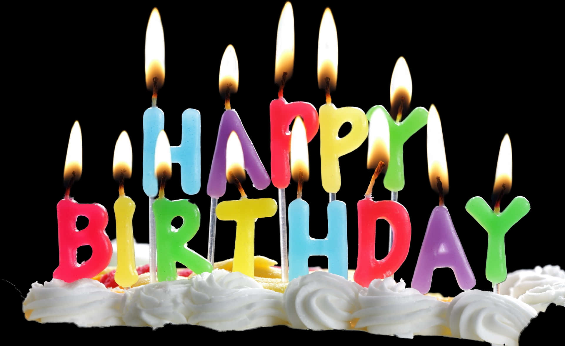 生日快樂 桌布 壁紙 — 色彩繽紛的字母蠟燭拼出 happy birthday，在黑色背景的糖霜蛋糕上閃耀。