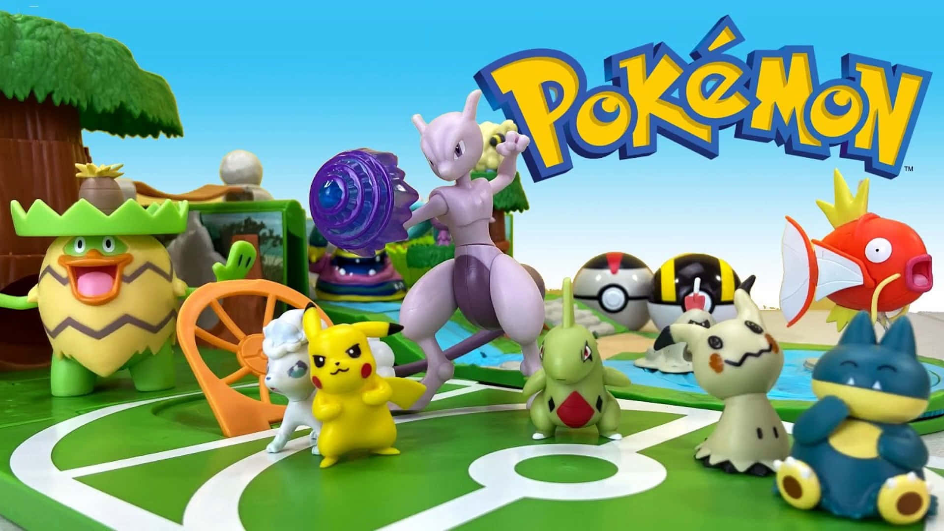 Pokemon Toys 桌布 壁紙 — 色彩繽紛的寶可夢玩具公仔擺放在綠色寶貝球圖案表面上，背景是明亮的藍天，並帶有標誌性的寶可夢標誌。