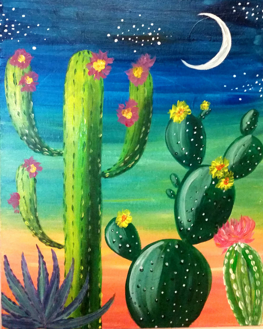 Arizona 桌布 壁紙 — 色彩繽紛的彩繪仙人掌，開著粉紅色和黃色的花朵，在彎月下綻放於多彩的沙漠夜空。