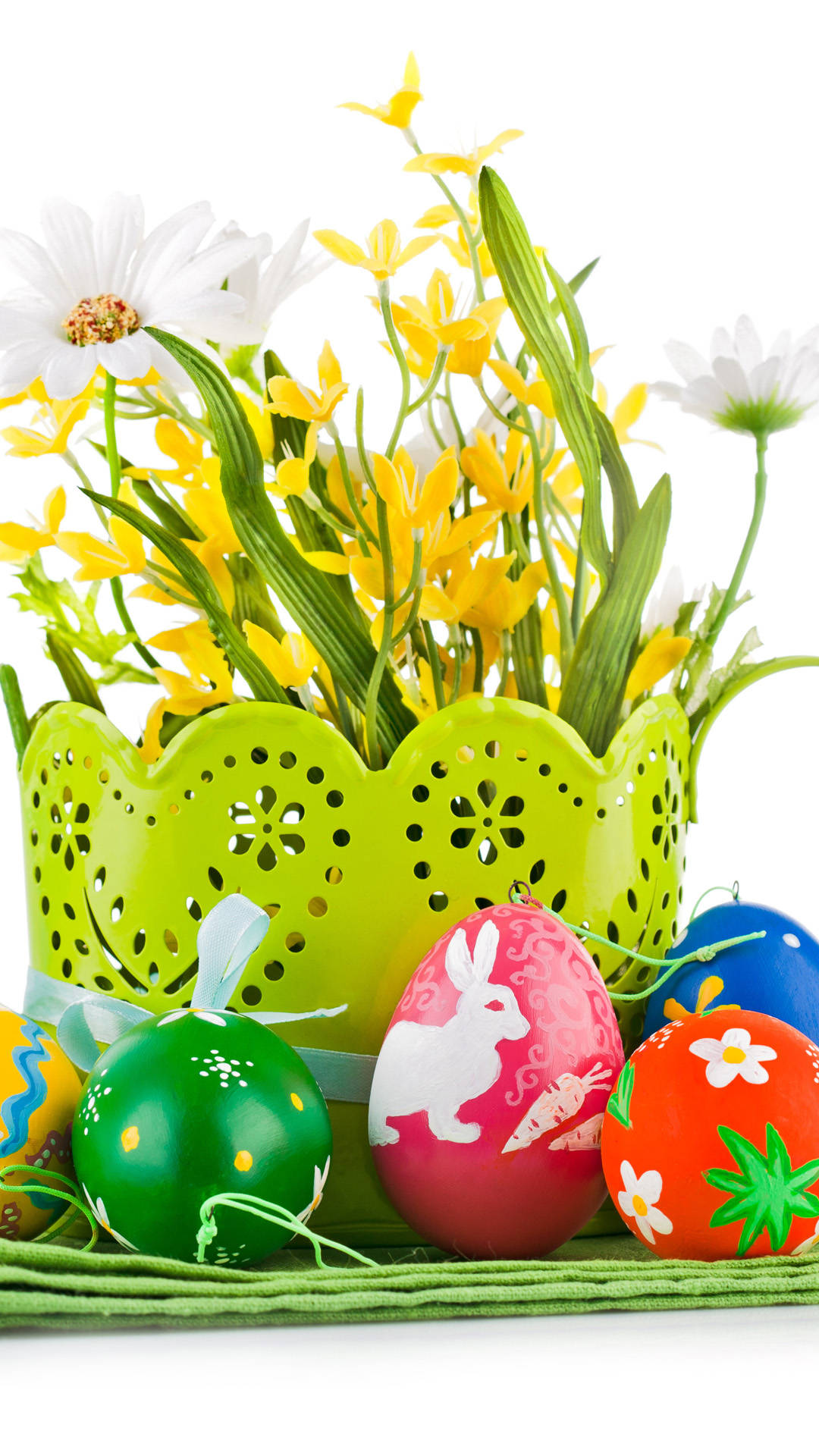 Easter iPhone 桌布 壁紙 — 色彩繽紛的彩繪復活蛋放在一個裝滿黃色和白色雛菊的綠色籃子旁邊。