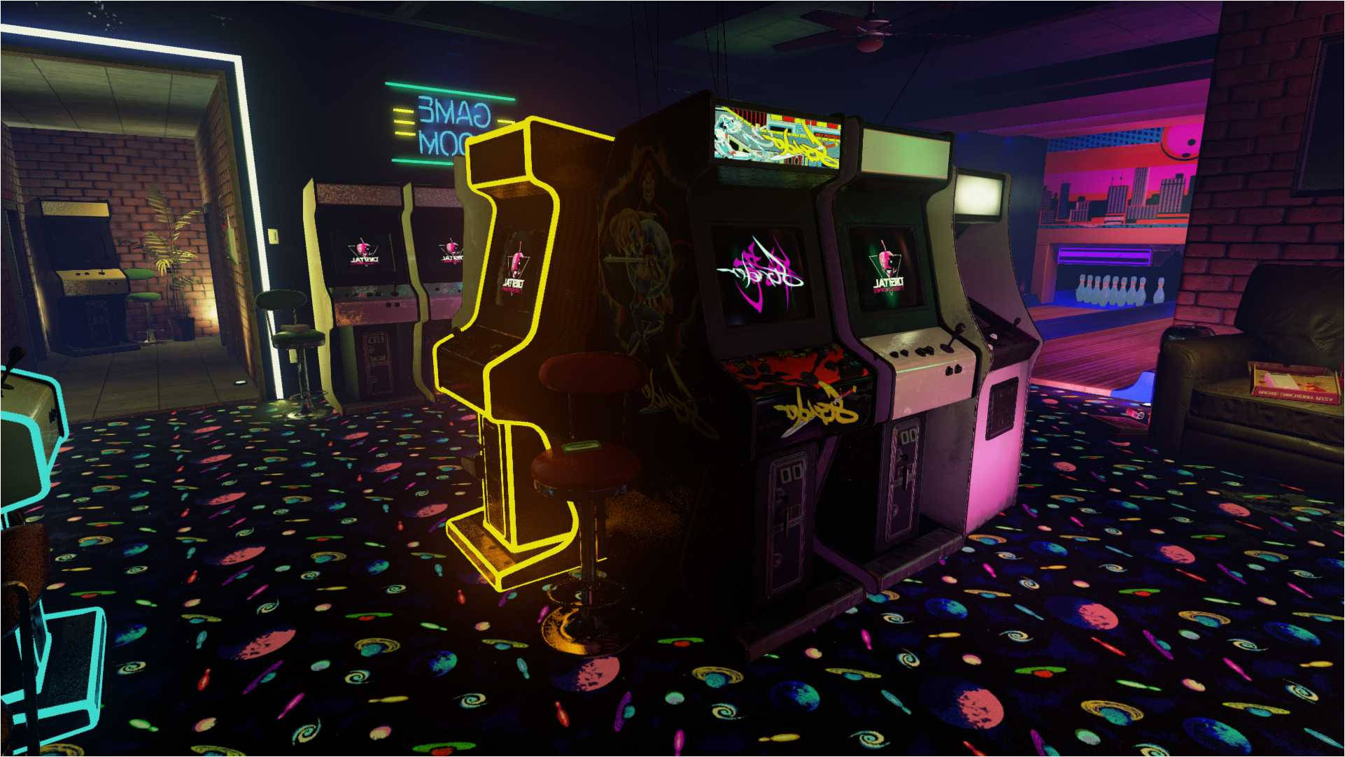 arcade 桌布 壁紙 — 色彩繽紛的復古街機在昏暗的遊戲室中，在霓虹燈下閃耀，地板鋪有彩色圖案地毯。