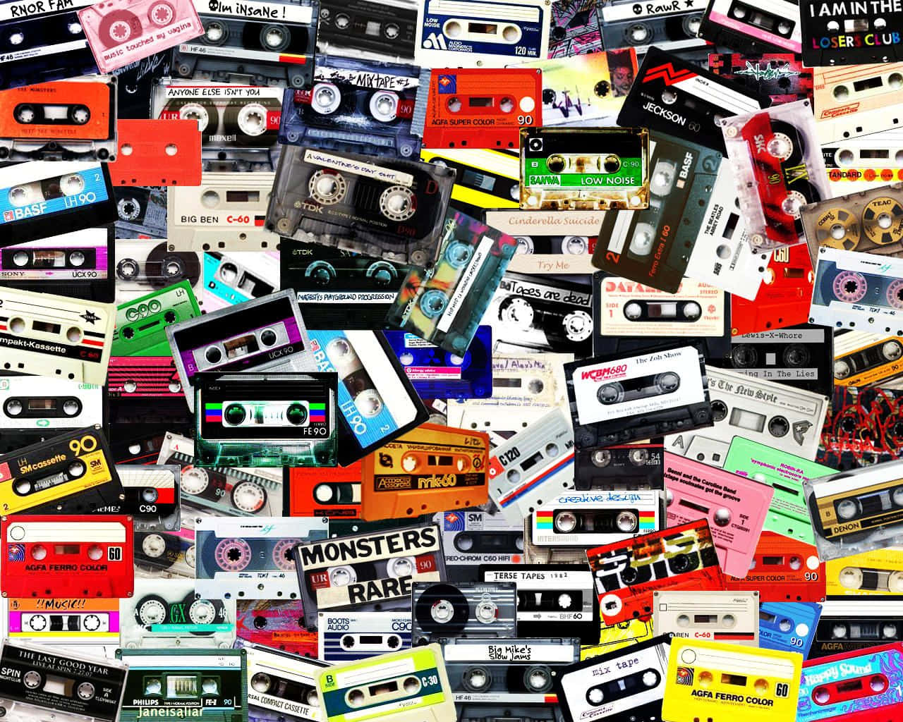 90s Retro 桌布 壁紙 — 色彩繽紛的復古音頻卡式錄音帶在混亂的復古音樂收藏中重疊而成的生動拼貼畫。