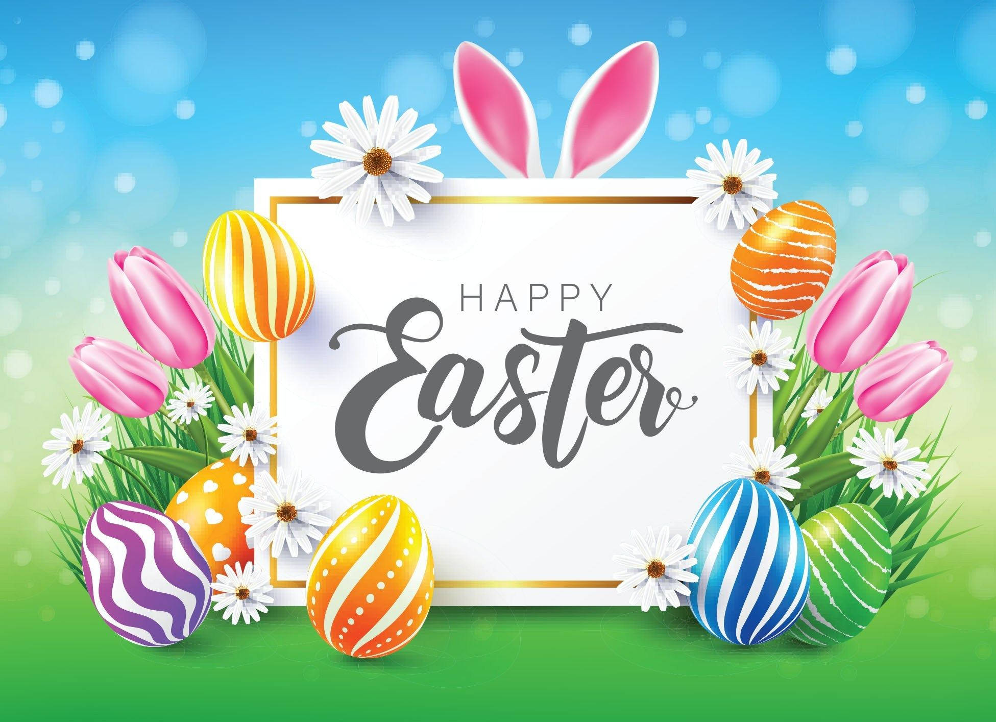 Easter 桌布 壁紙 — 色彩繽紛的復活節彩蛋和粉紅色鬱金香圍繞著一個白色牌子，上面有兔耳朵和「Happy Easter」字樣，背景是明亮的藍天。