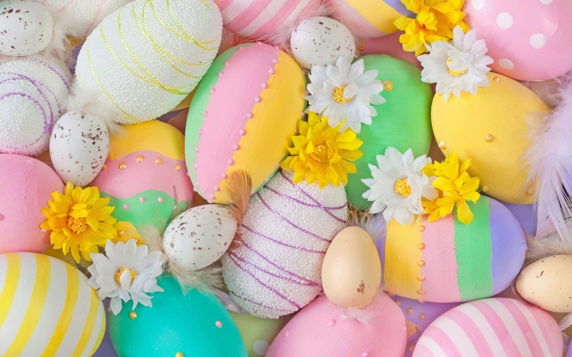 Pastel Easter 桌布 壁紙 — 色彩繽紛的復活節蛋特寫，裝飾著花朵、羽毛和珠子，營造出節日般的春季展示。