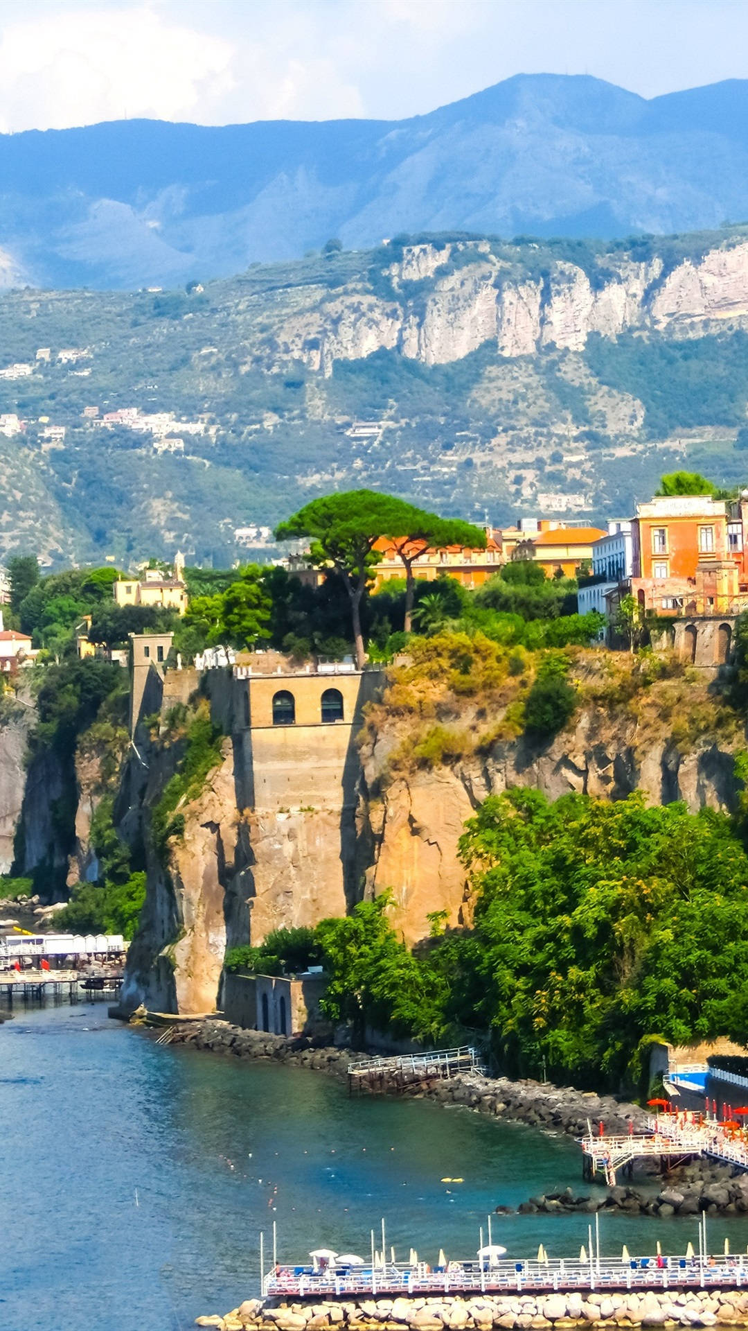 Naples 桌布 壁紙 — 色彩繽紛的懸崖村莊緊貼陡峭的山脈，俯瞰著晴朗天空下平靜的藍色大海。