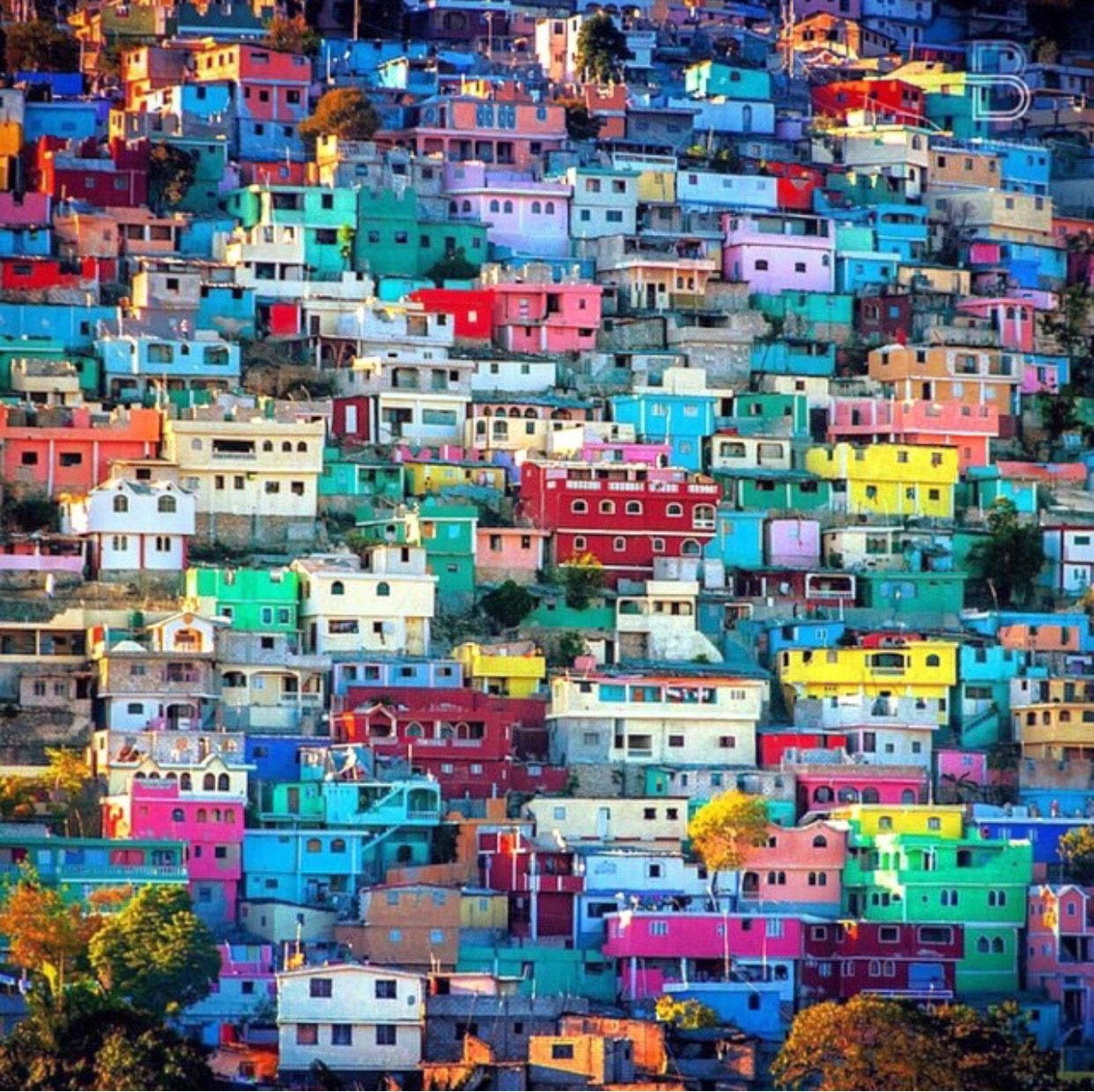 Haiti 桌布 壁紙 — 色彩繽紛的房屋沿著陡峭的山坡層層疊疊，構成一個密集的都市社區。