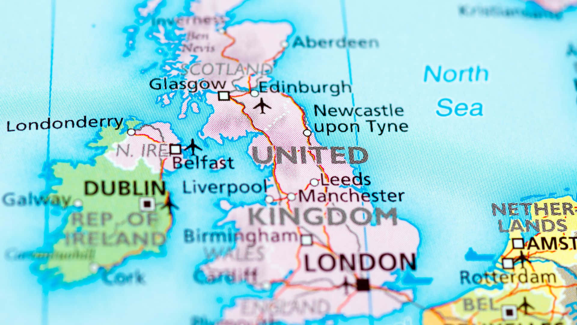 UK 桌布 壁紙 — 色彩繽紛的政治地圖特寫，突出英國和愛爾蘭，並標示主要城市和飛行路線。