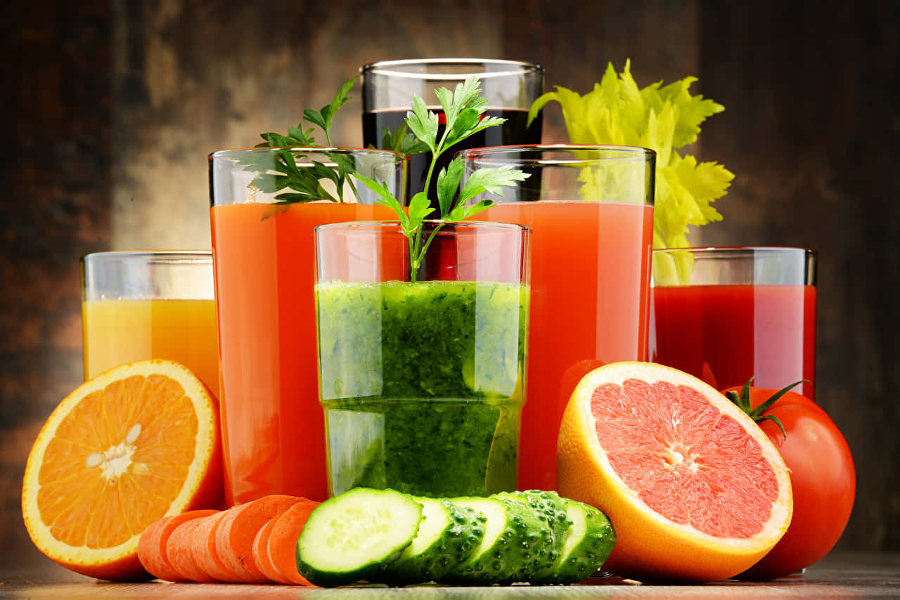 drinks 桌布 壁紙 — 色彩繽紛的新鮮果汁和切片水果蔬菜擺放在質樸的木質表面上。