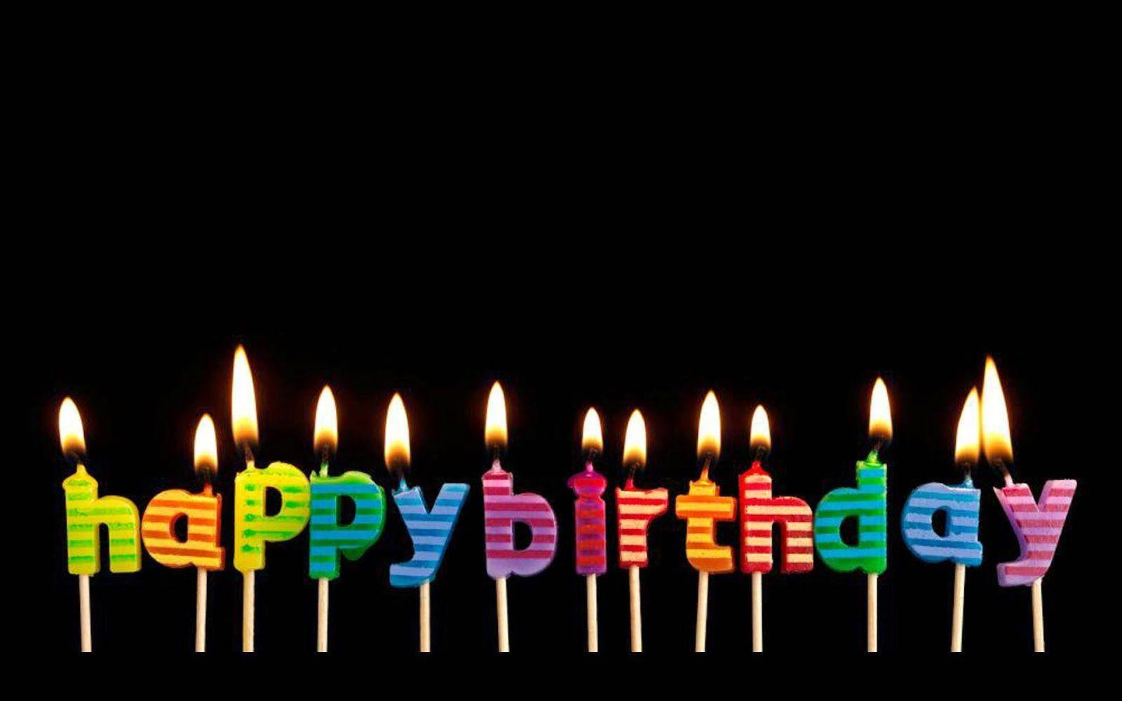 Greetings 桌布 壁紙 — 色彩繽紛的條紋生日蠟燭拼出 happy birthday，在黑色背景上閃耀。