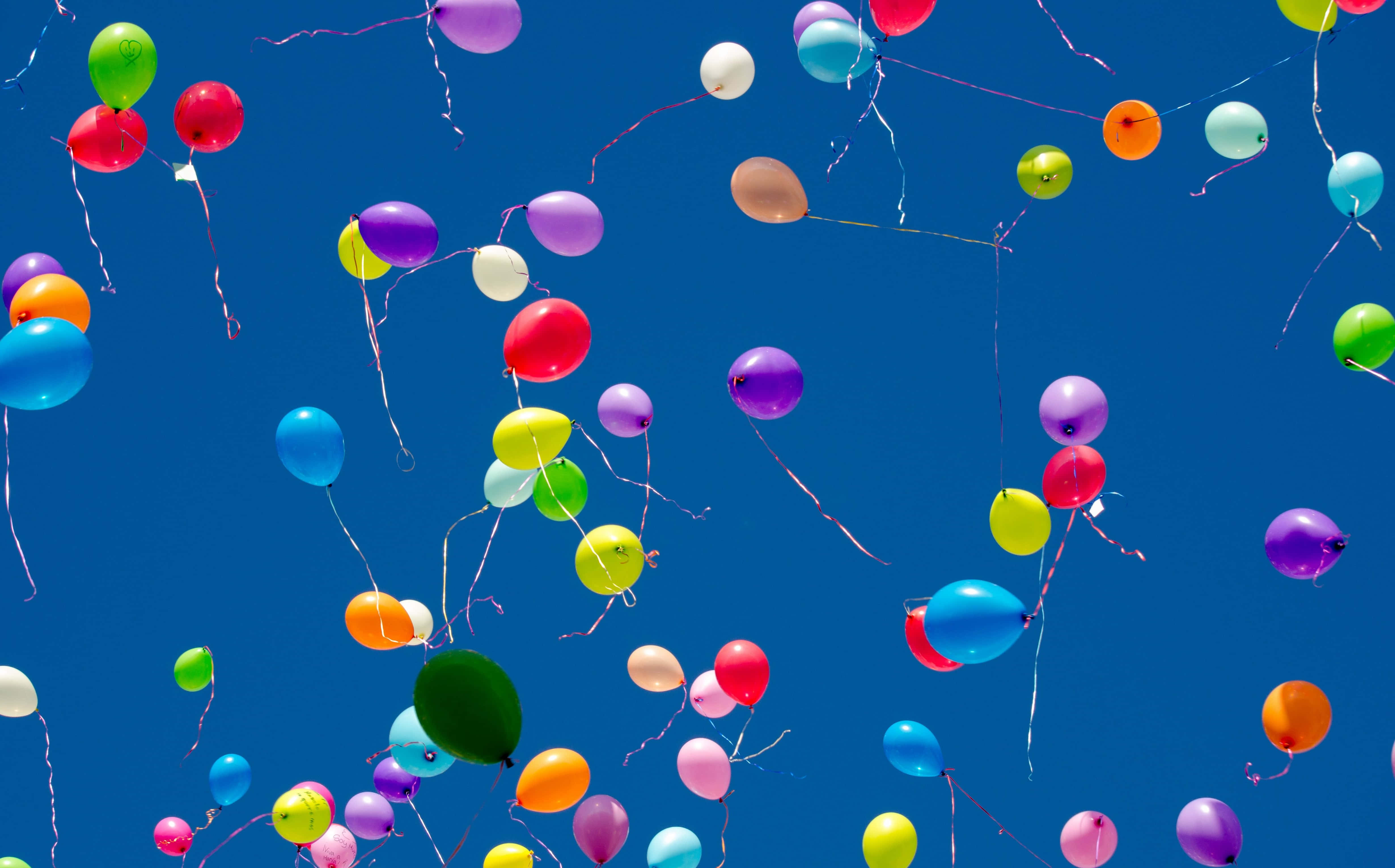 Balloons 桌布 壁紙 — 色彩繽紛的氣球在晴朗的日子裡向著清澈的藍天飄升。