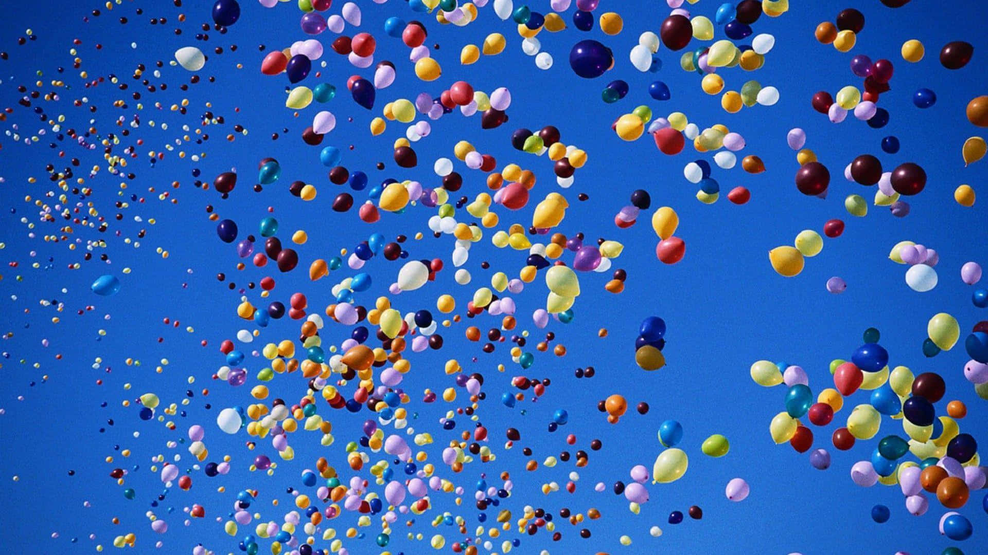 Balloon 桌布 壁紙 — 色彩繽紛的氣球瀑布般向上飄浮，映襯著清澈的藍天。