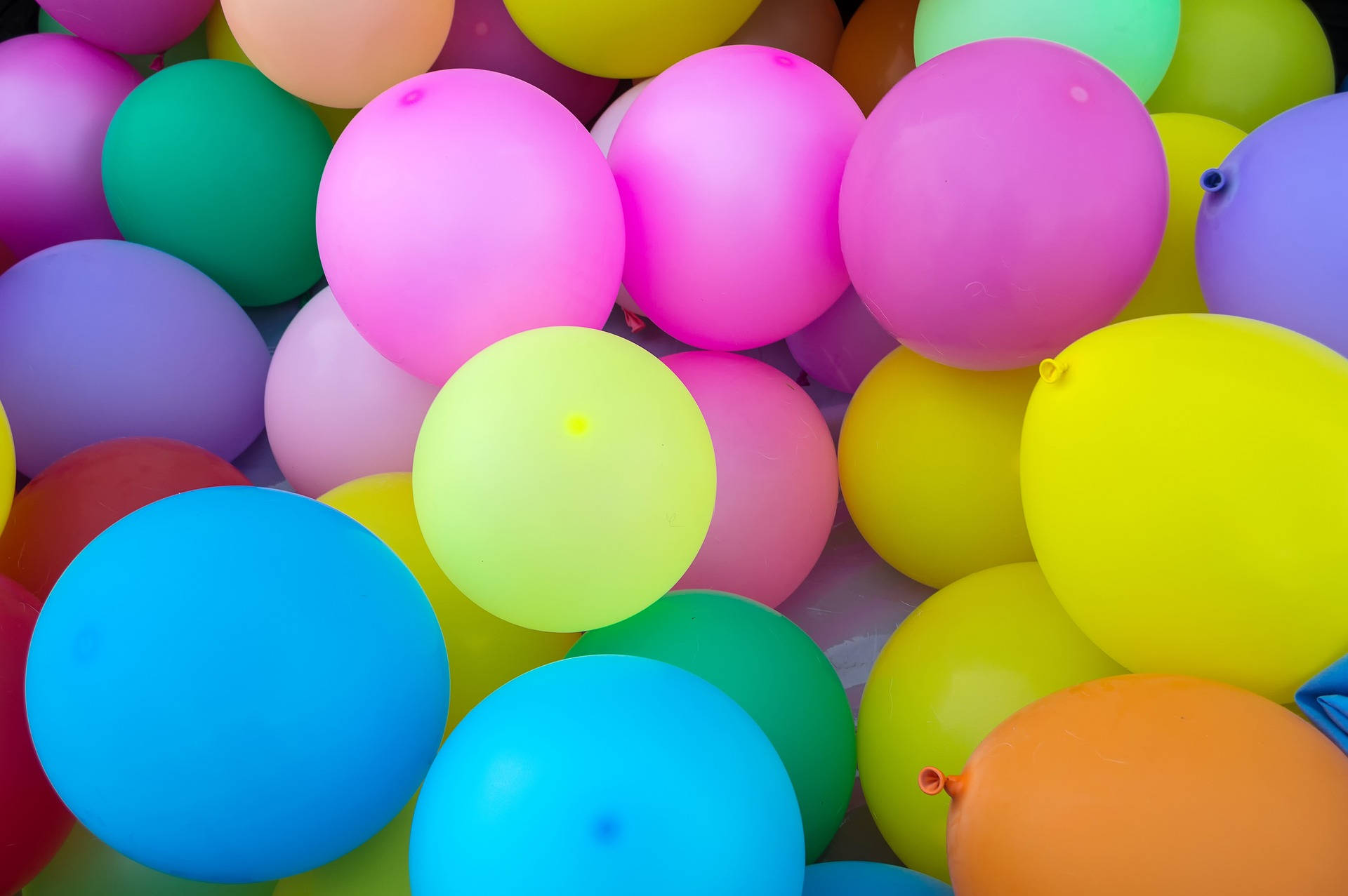 Balloons 桌布 壁紙 — 色彩繽紛的氣球特寫，亮色調如粉紅、黃、藍和綠。