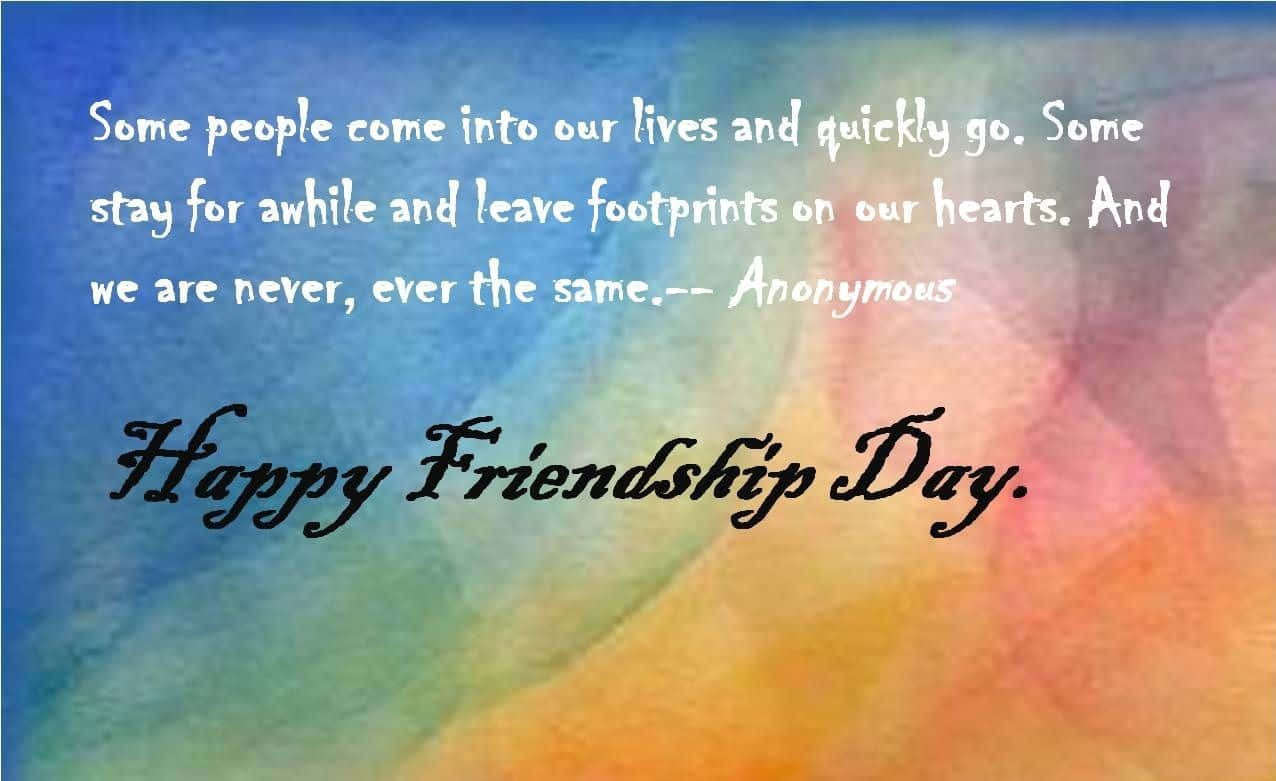 Friendship Day 桌布 壁紙 — 色彩繽紛的水彩背景，帶有真摯的引言和優雅字體的「Happy Friendship Day」。
