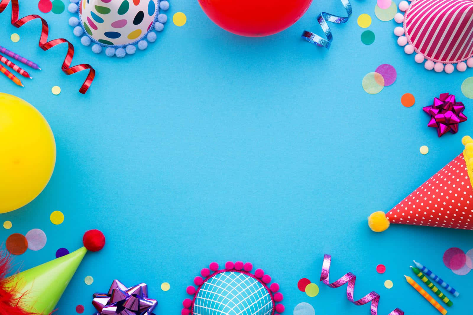 Fiesta 桌布 壁紙 — 色彩繽紛的派對裝飾，如氣球、帽子和彩帶，環繞著明亮的藍色背景，營造節日慶祝氣氛。