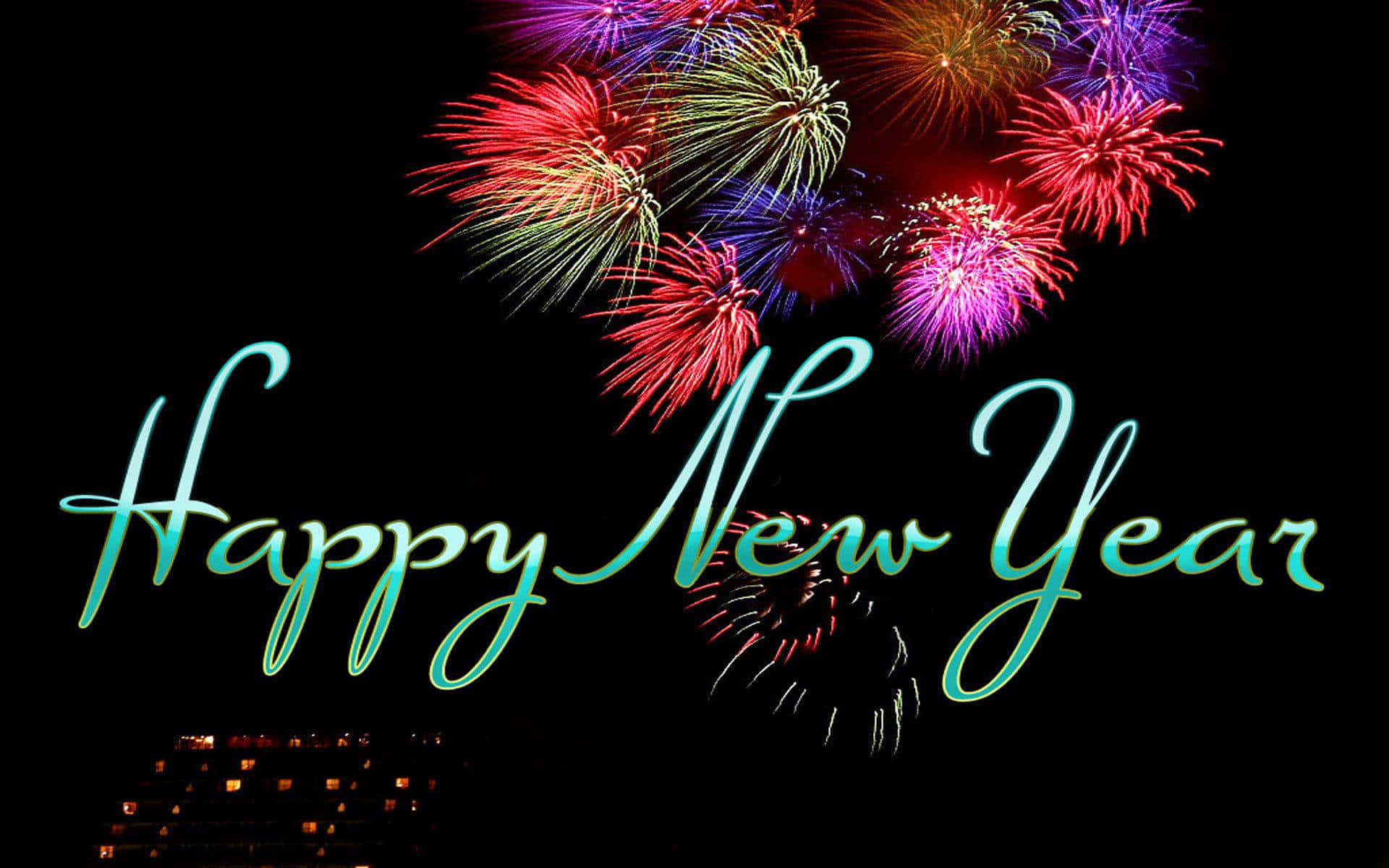 新年 桌布 壁紙 — 色彩繽紛的煙火在城市天際線上綻放，發光的「Happy New Year」文字照亮夜空。