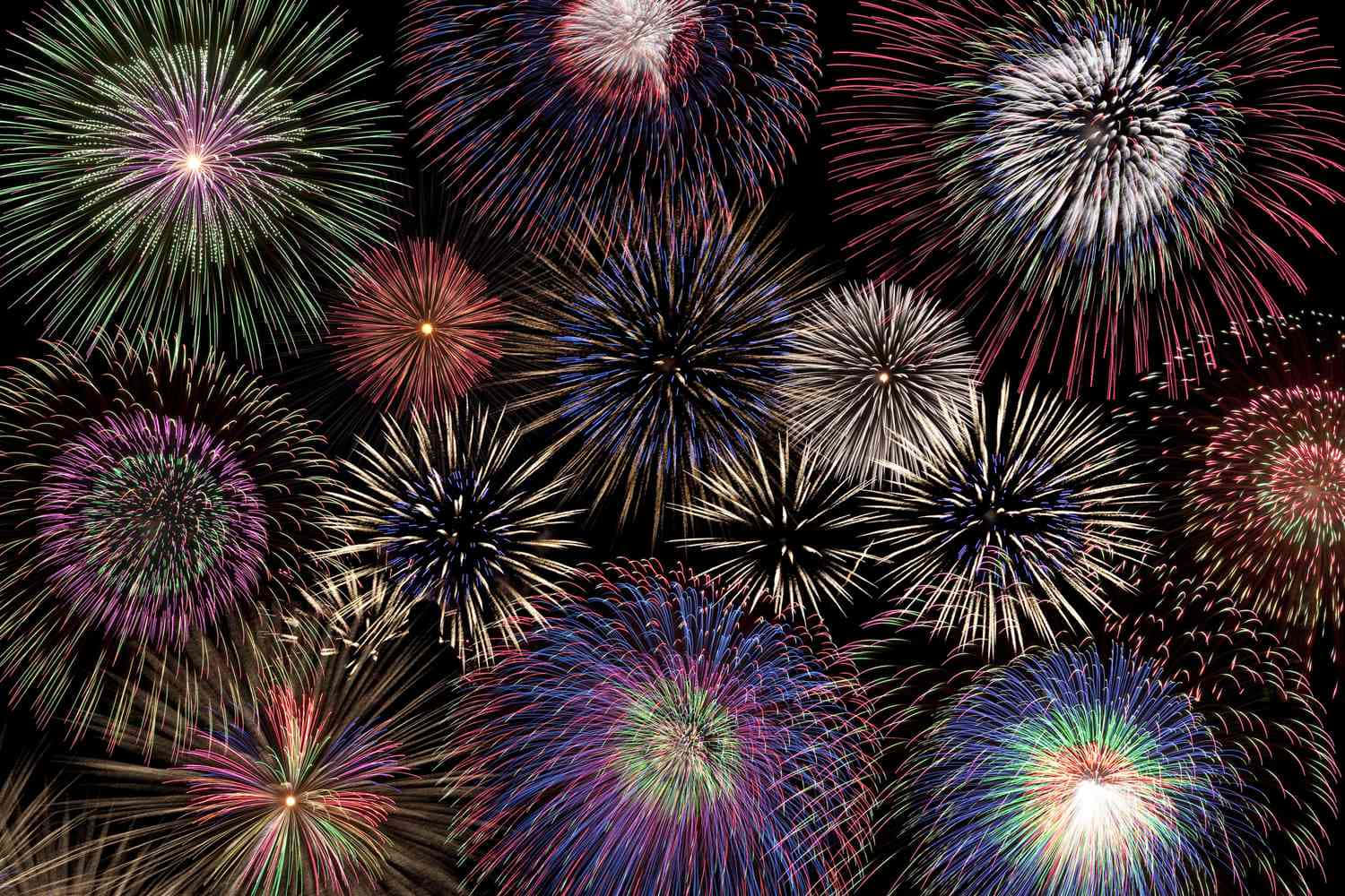 firework 桌布 壁紙 — 色彩繽紛的煙火在漆黑的夜空中綻放出紫色、綠色、藍色和白色的耀眼光芒。