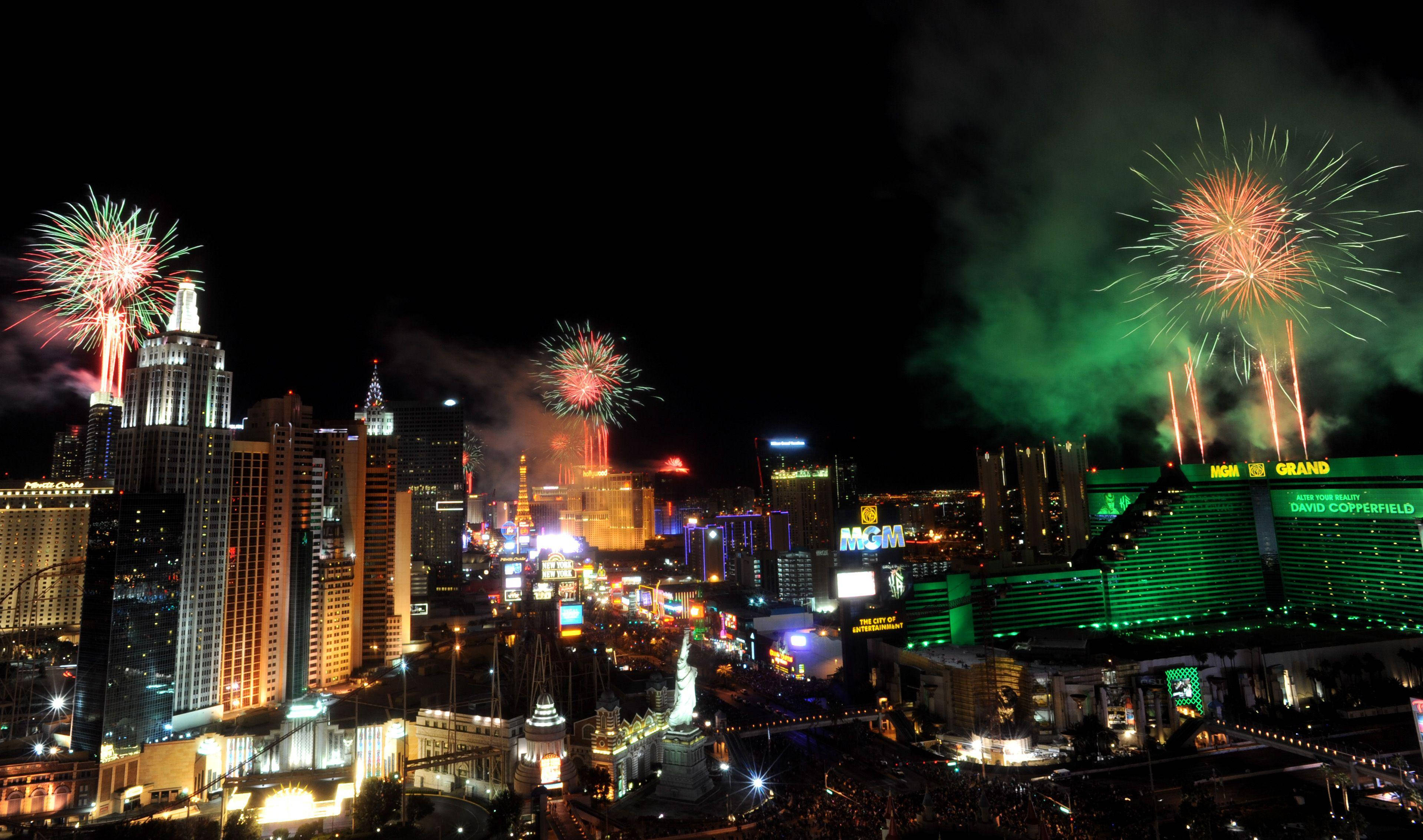 Fireworks 桌布 壁紙 — 色彩繽紛的煙火在閃爍的摩天大樓和賭場夜景上空綻放。