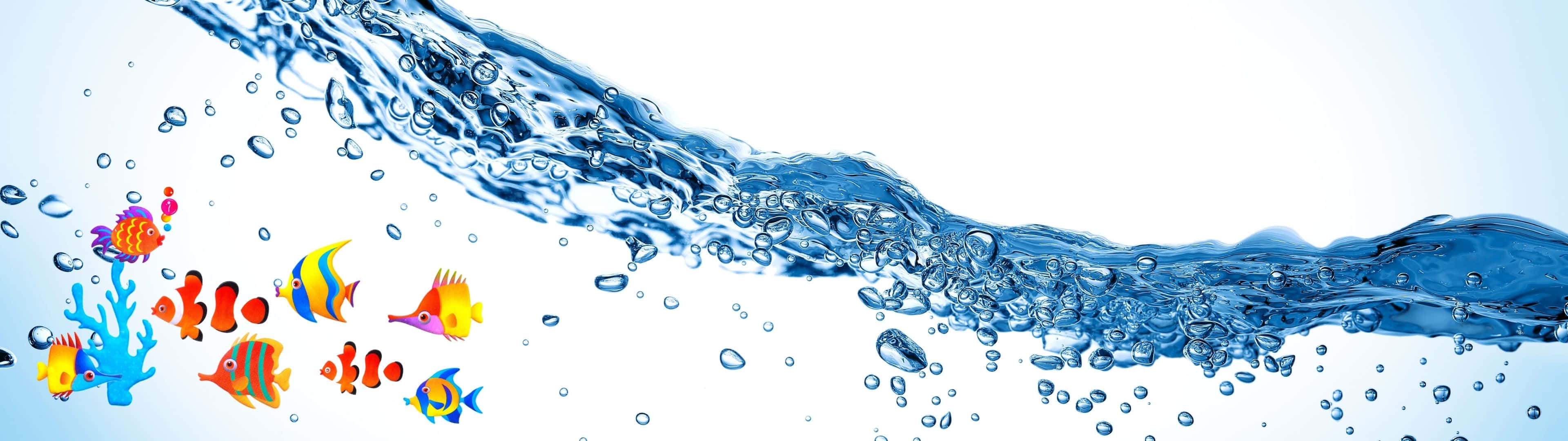 3840x1080 桌布 壁紙 — 色彩繽紛的熱帶魚在動態的藍色水波下游動，背景為明亮的白色。