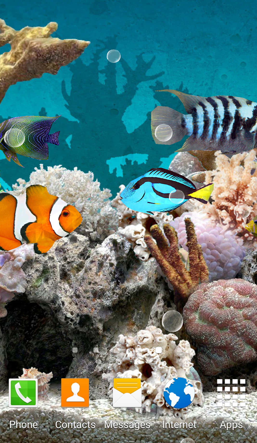 Android Fish 桌布 壁紙 — 色彩繽紛的熱帶魚在清澈碧綠的海水中穿梭於色彩斑斕的珊瑚礁之間。