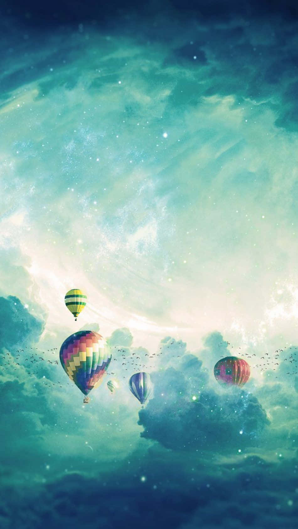 dreamy 桌布 壁紙 — 色彩繽紛的熱氣球在夢幻般的青綠色和藍色星空下飄浮，天空佈滿柔軟的雲朵。