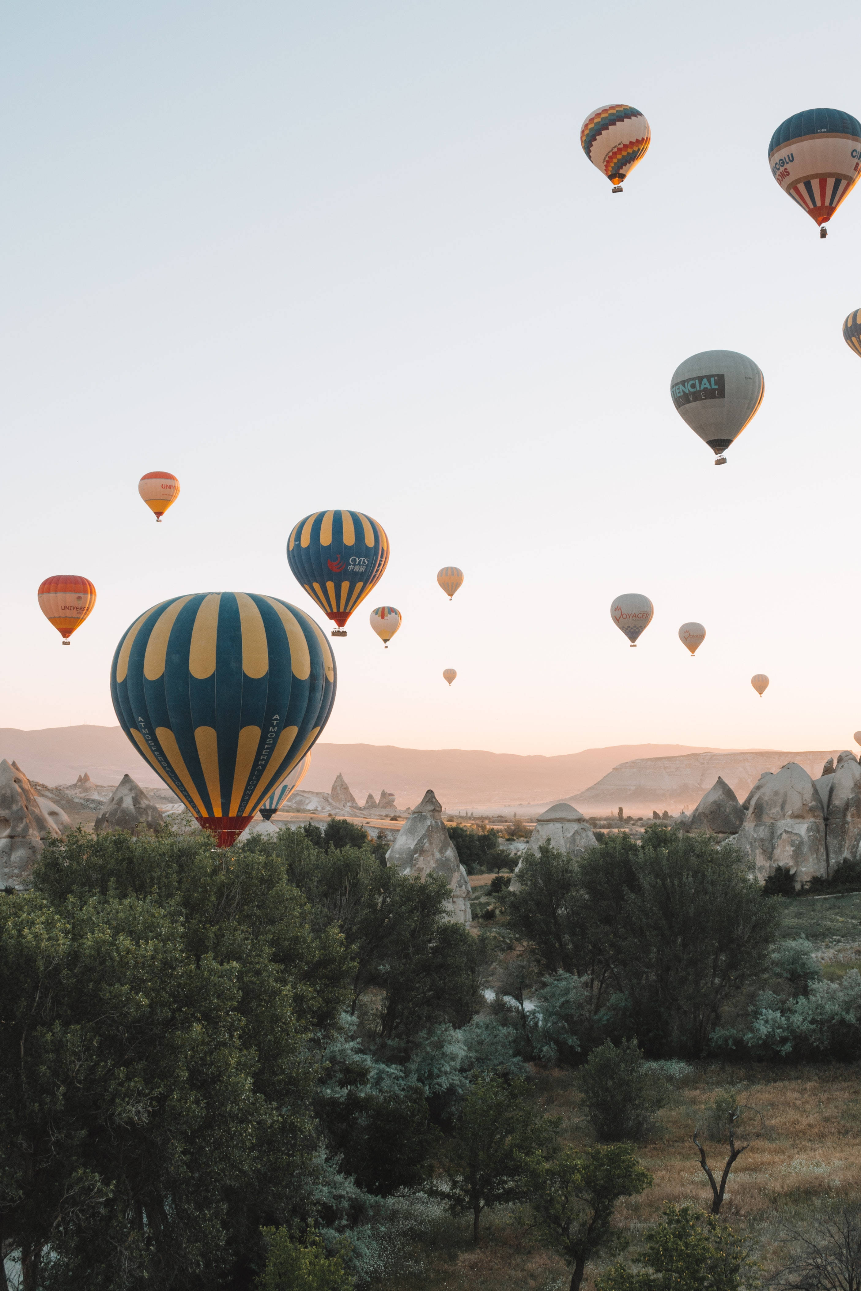 Cappadocia 桌布 壁紙 — 色彩繽紛的熱氣球在金色日出時飄過卡帕多奇亞標誌性的仙女煙囪。