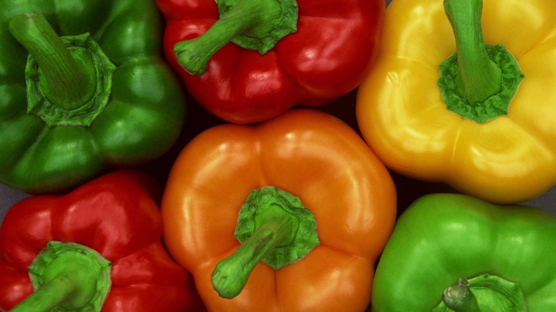 Fruits 桌布 壁紙 — 色彩繽紛的燈籠椒（紅、綠、黃、橙）緊密排列的鮮明特寫。