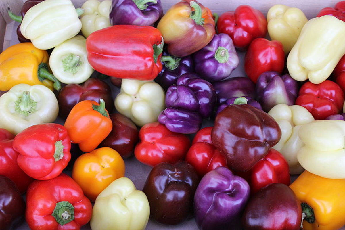Fruit 桌布 壁紙 — 色彩繽紛的甜椒（紅、黃、橙、紫、白）堆疊在一起的鮮明特寫。