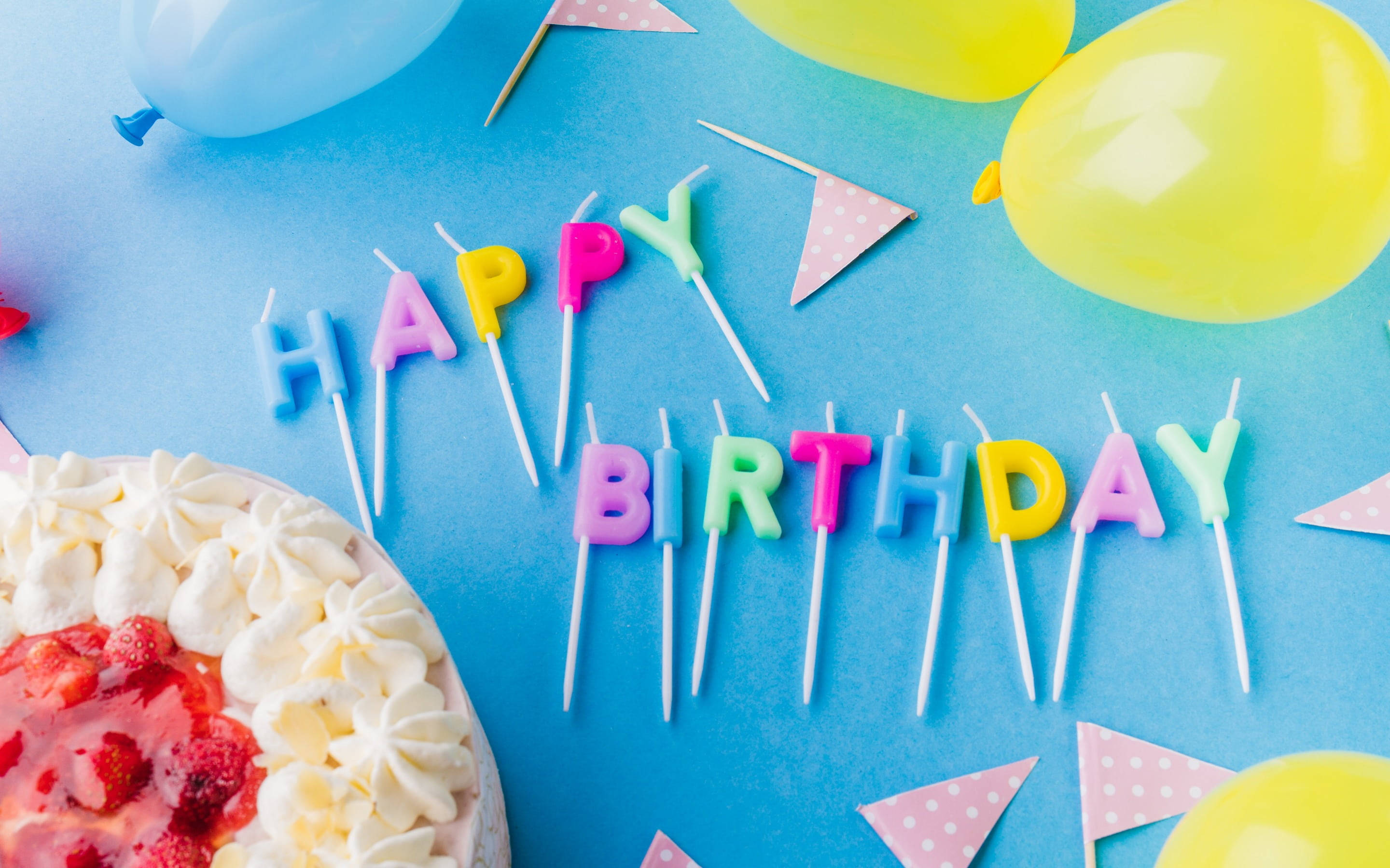 birthday blessings 桌布 壁紙 — 色彩繽紛的生日蠟燭在藍色表面上拼出happy birthday，旁邊有草莓蛋糕和氣球。