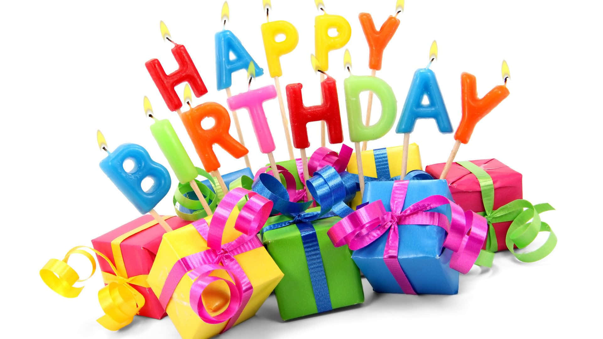 生日快樂 桌布 壁紙 — 色彩繽紛的生日蠟燭拼出 happy birthday，在白色背景上，飄揚在帶有絲帶的鮮豔包裝禮物上方。