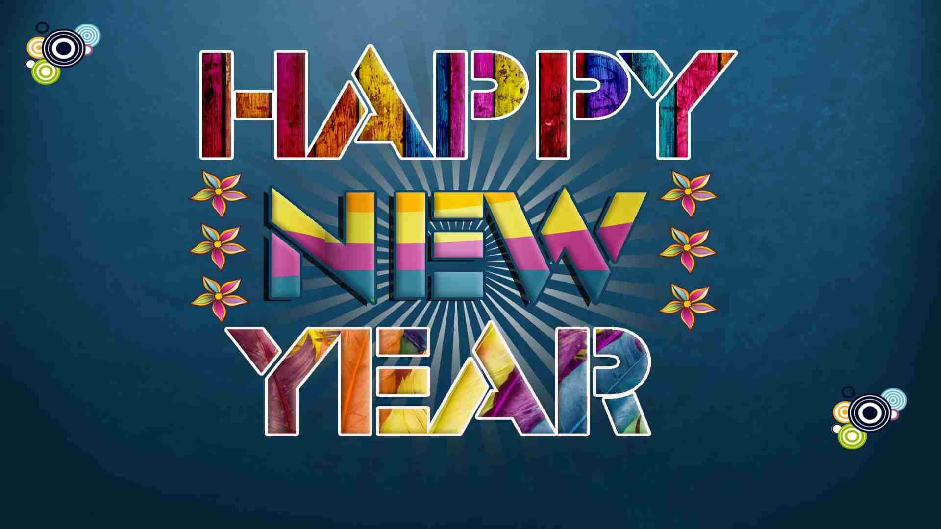 新年快樂 桌布 壁紙 — 色彩繽紛的碎片字母組成的「HAPPY NEW YEAR」文字，從點綴著小花的深藍色背景中散發出來。