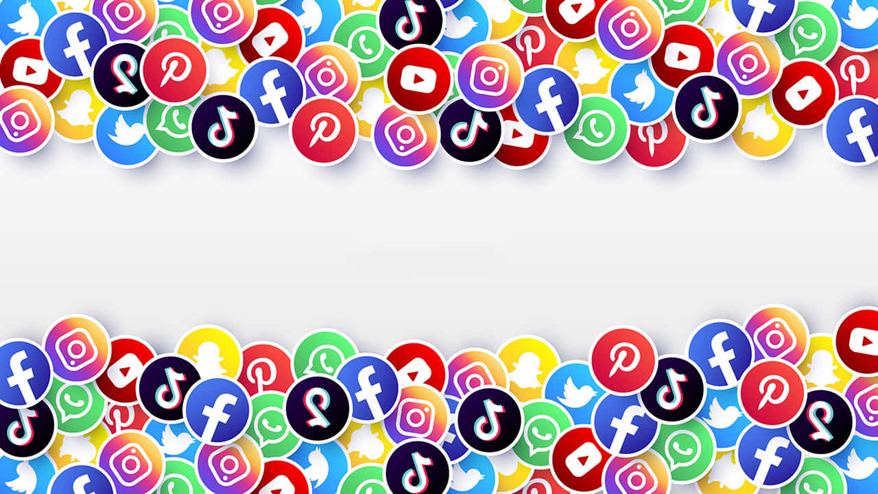 Social Media Logos 桌布 壁紙 — 色彩繽紛的社交媒體應用程式圖示在潔白背景上以兩行水平排列漂浮。