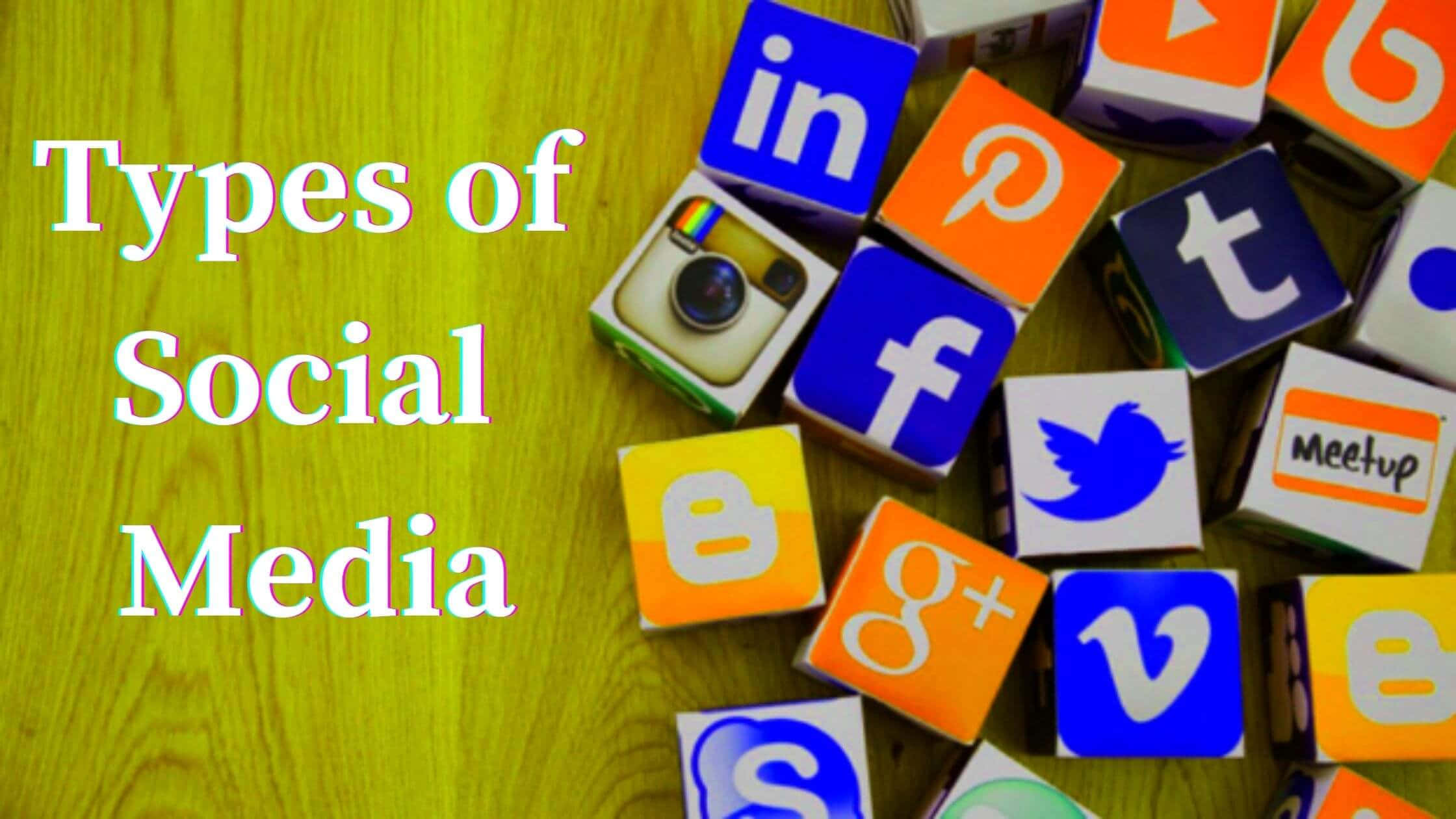 Social Media 桌布 壁紙 — 色彩繽紛的社交媒體應用程式圖示放在木塊上，並附有文字「社交媒體類型」。