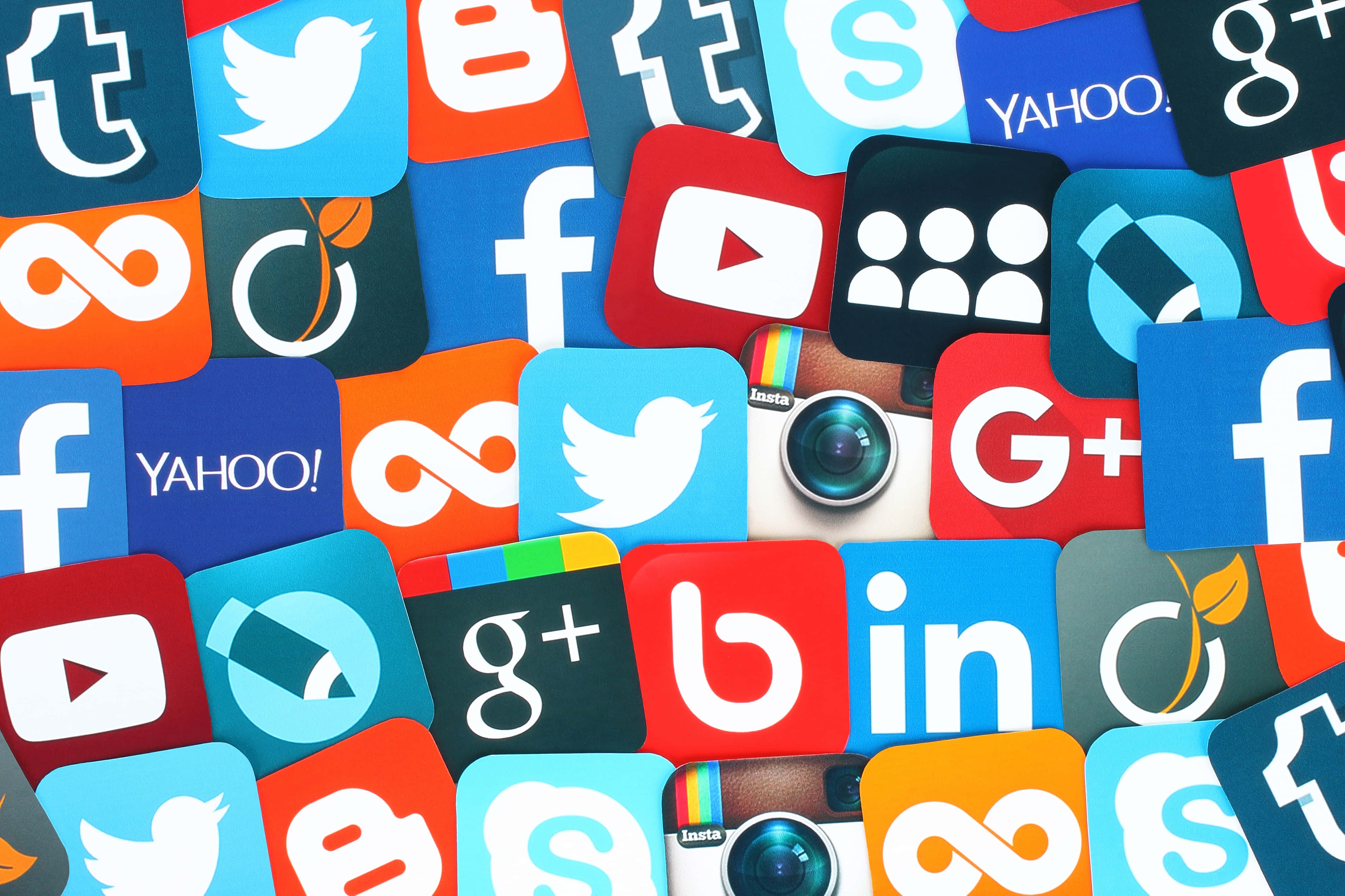 Social Media 桌布 壁紙 — 色彩繽紛的社交媒體應用程式圖示緊密排列在一起的生動拼貼畫。