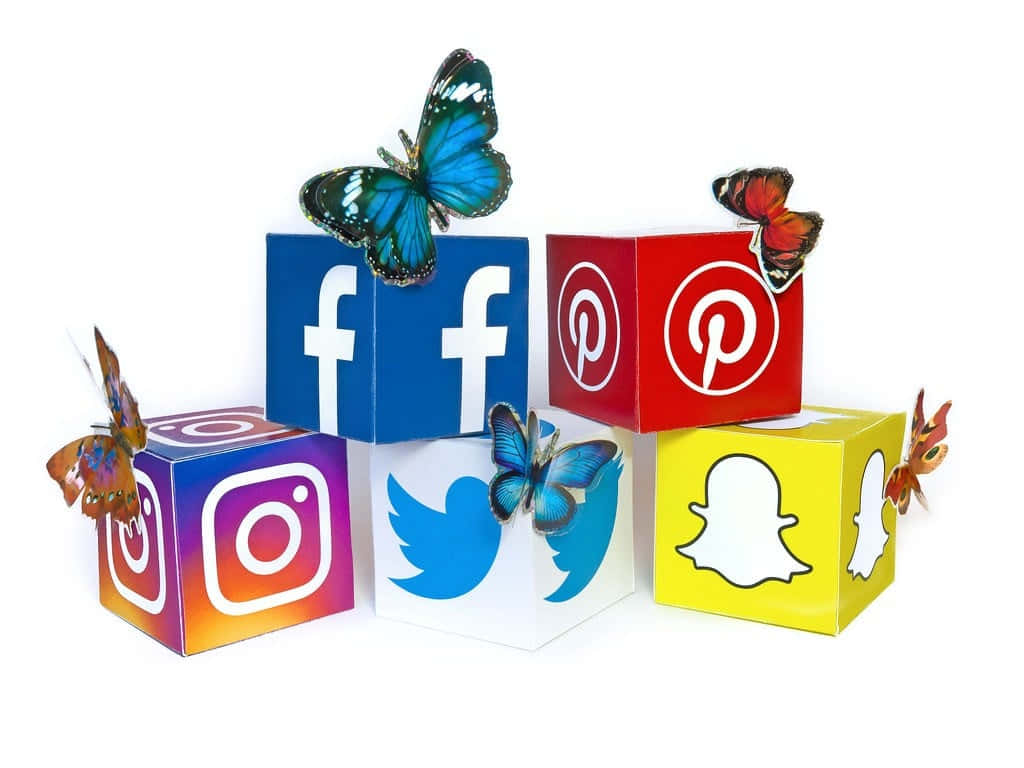 Instagram 桌布 壁紙 — 色彩繽紛的社交媒體立方體堆疊在一起，每個標誌上都棲息著蝴蝶，背景為白色。