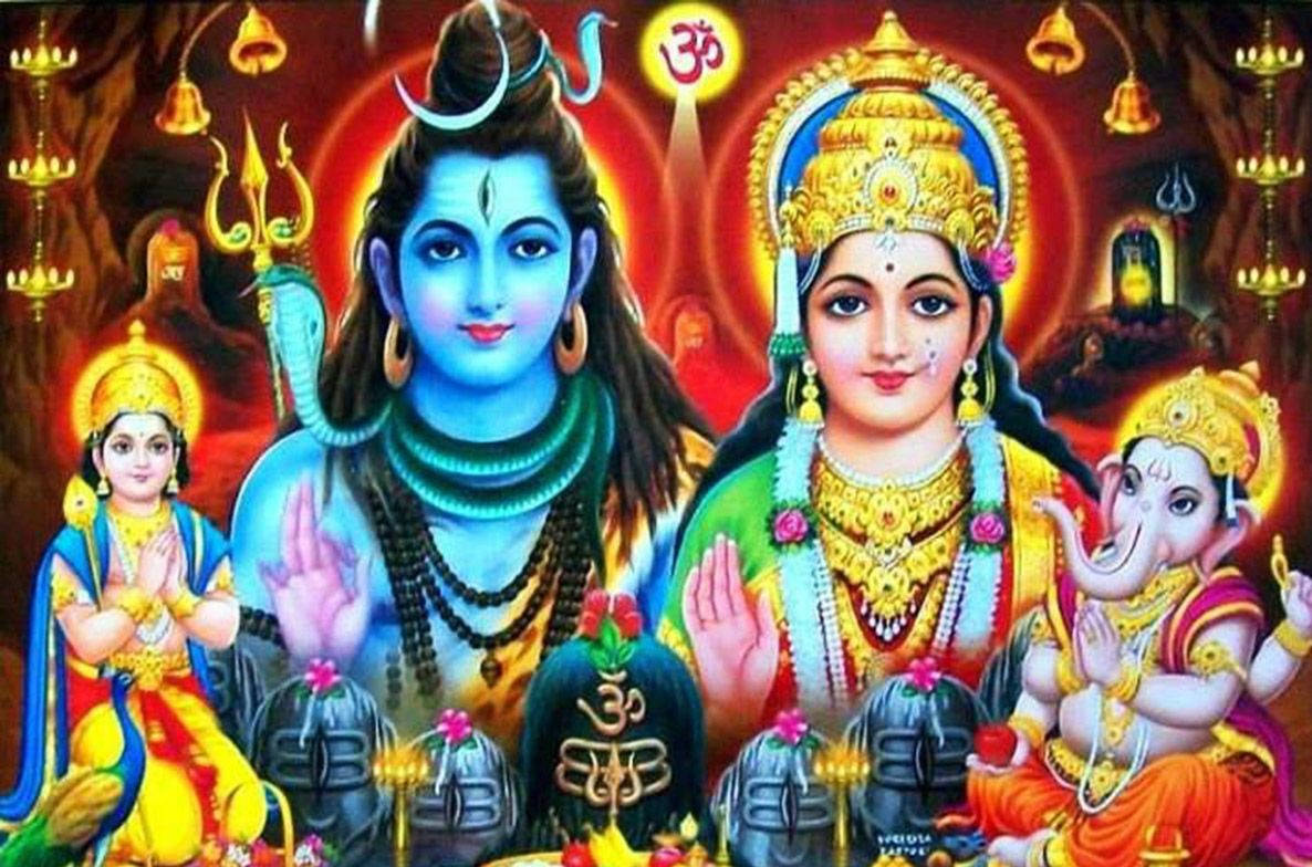 Shiv Parivar 桌布 壁紙 — 色彩繽紛的神聖人物，包括濕婆帕爾瓦蒂和象神甘尼許，飾以黃金珠寶，背景為火紅色，掛有鈴鐺和神聖符號。